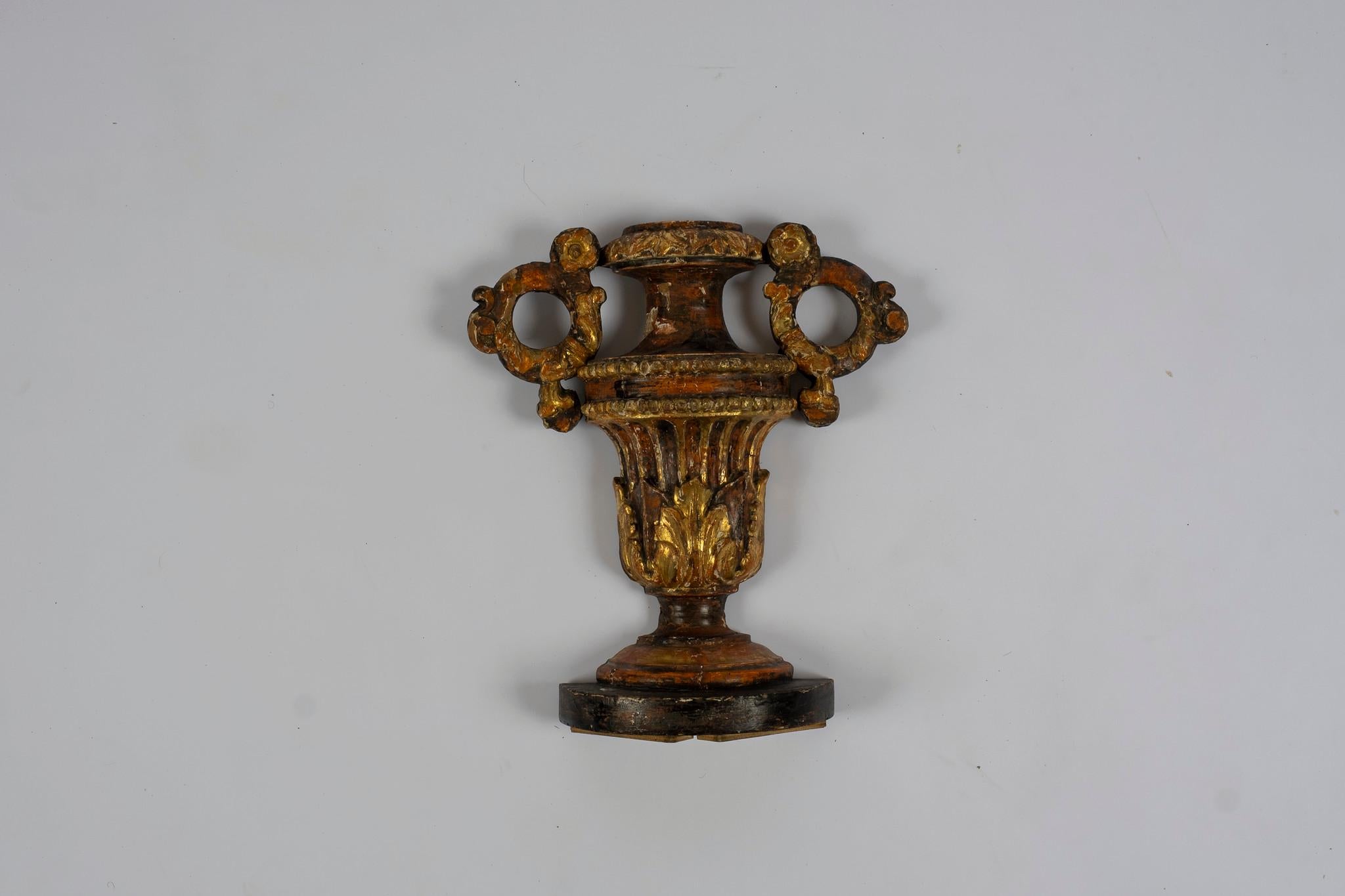 Bois doré Paire d'ornements d'urne en bois doré italien du 18ème siècle en vente