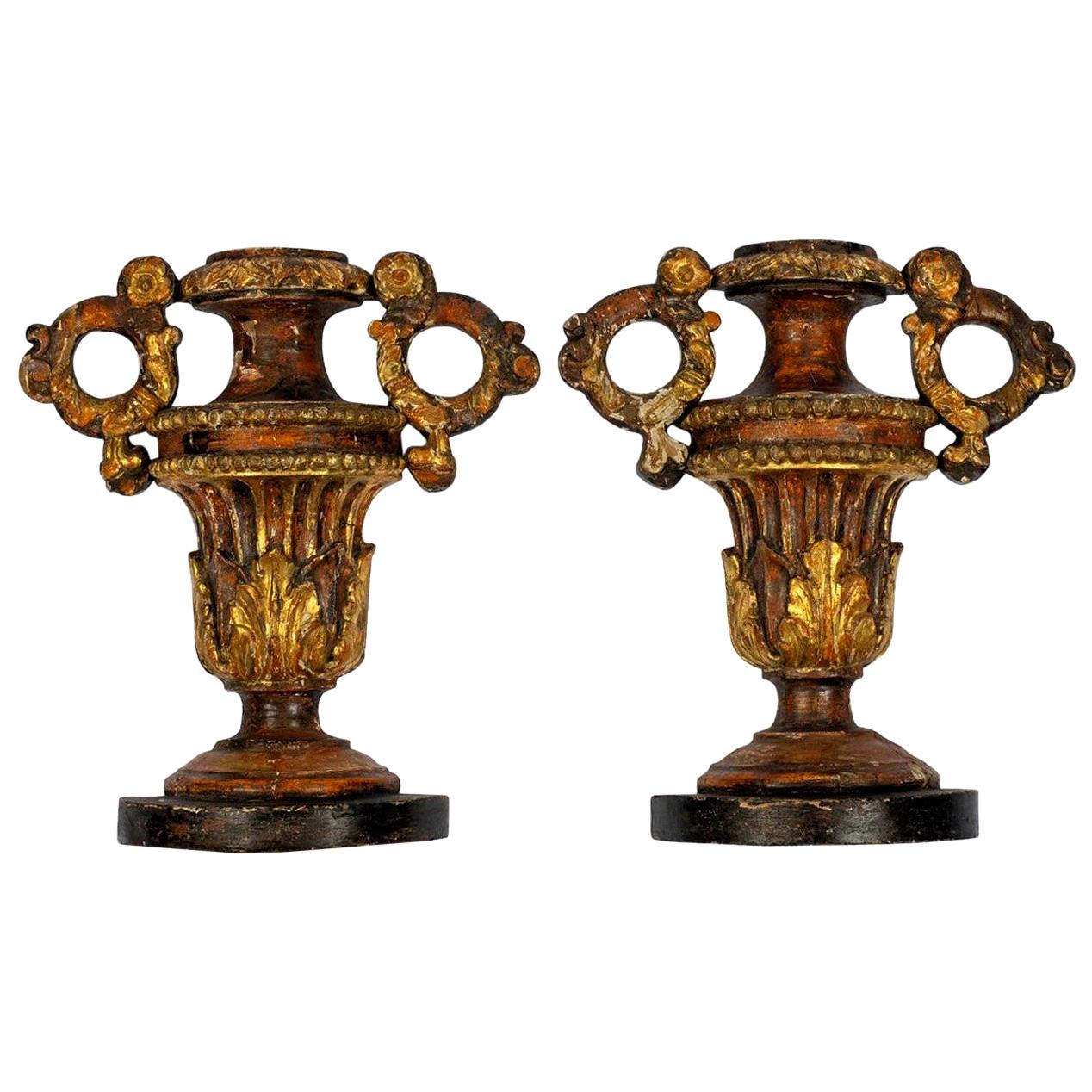 Paire d'ornements d'urne en bois doré italien du 18ème siècle en vente