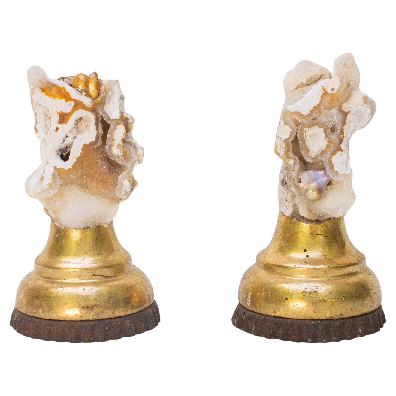 Pareja de candeleros italianos del siglo XVIII en pan de oro con coral pulido y perlas