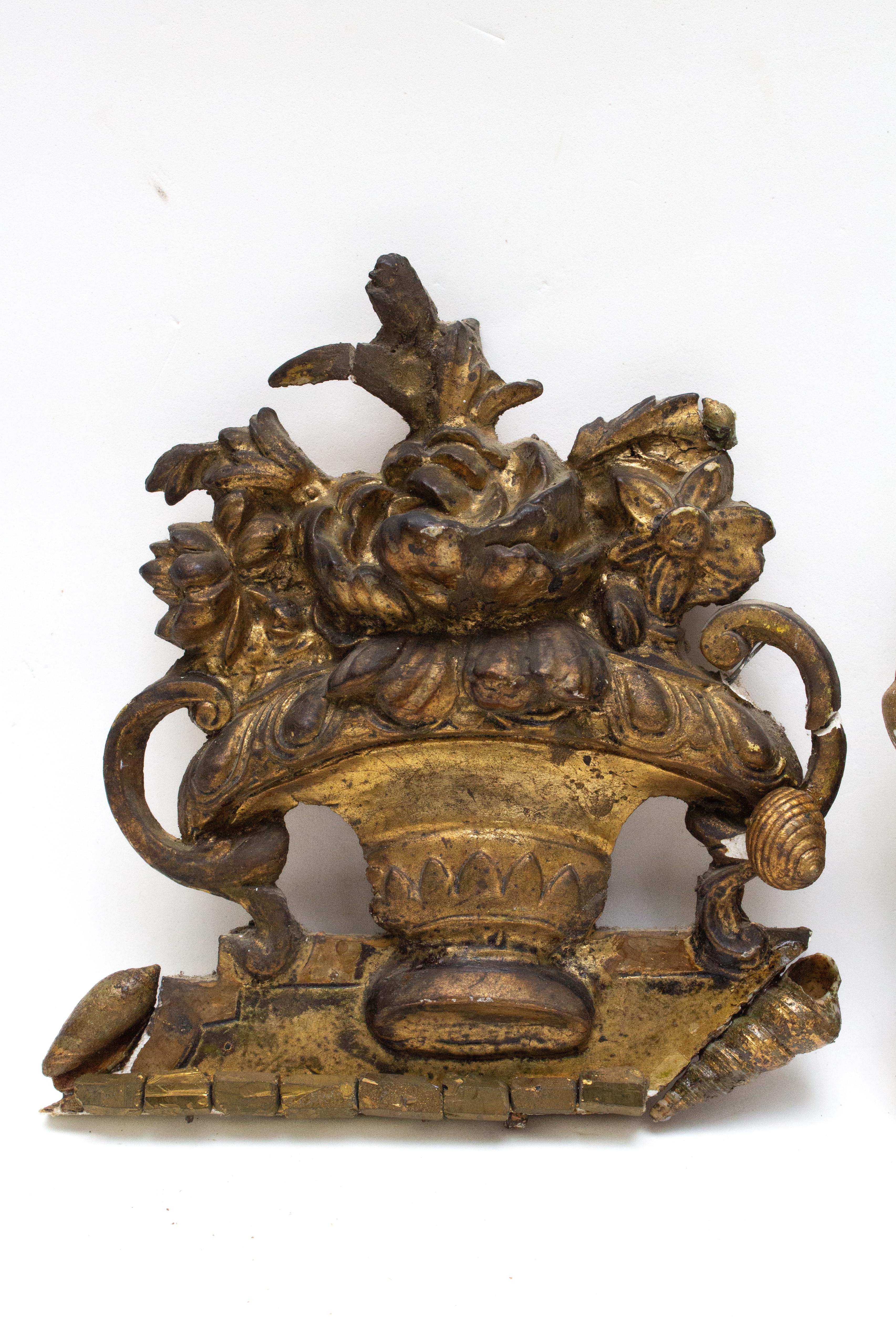 Paar italienische skulpturale Blattgold-Skulpturen aus dem 18. Jahrhundert mit Blumenarrangements und Pyrit (Rokoko) im Angebot