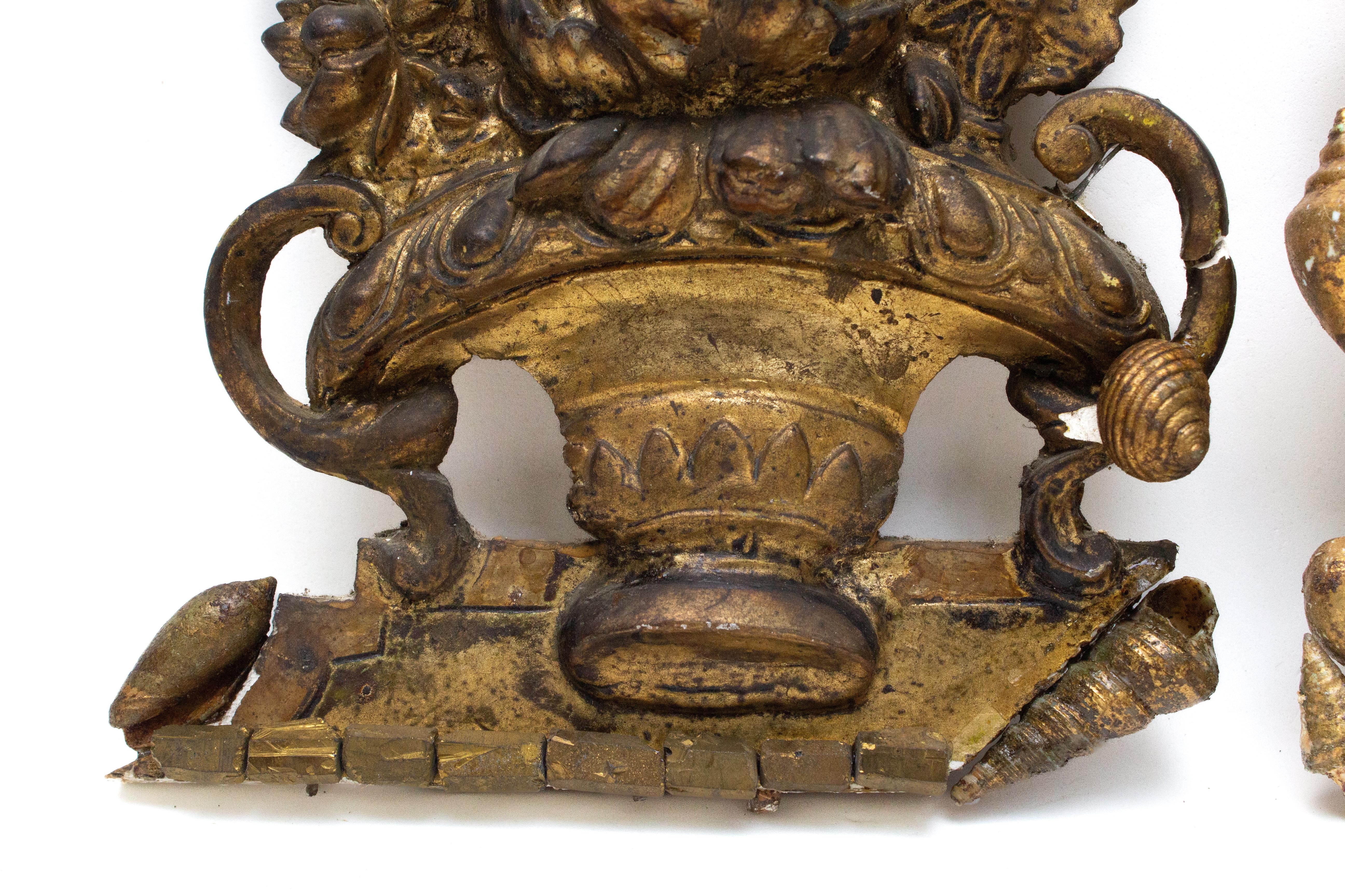 Paar italienische skulpturale Blattgold-Skulpturen aus dem 18. Jahrhundert mit Blumenarrangements und Pyrit (Italienisch) im Angebot