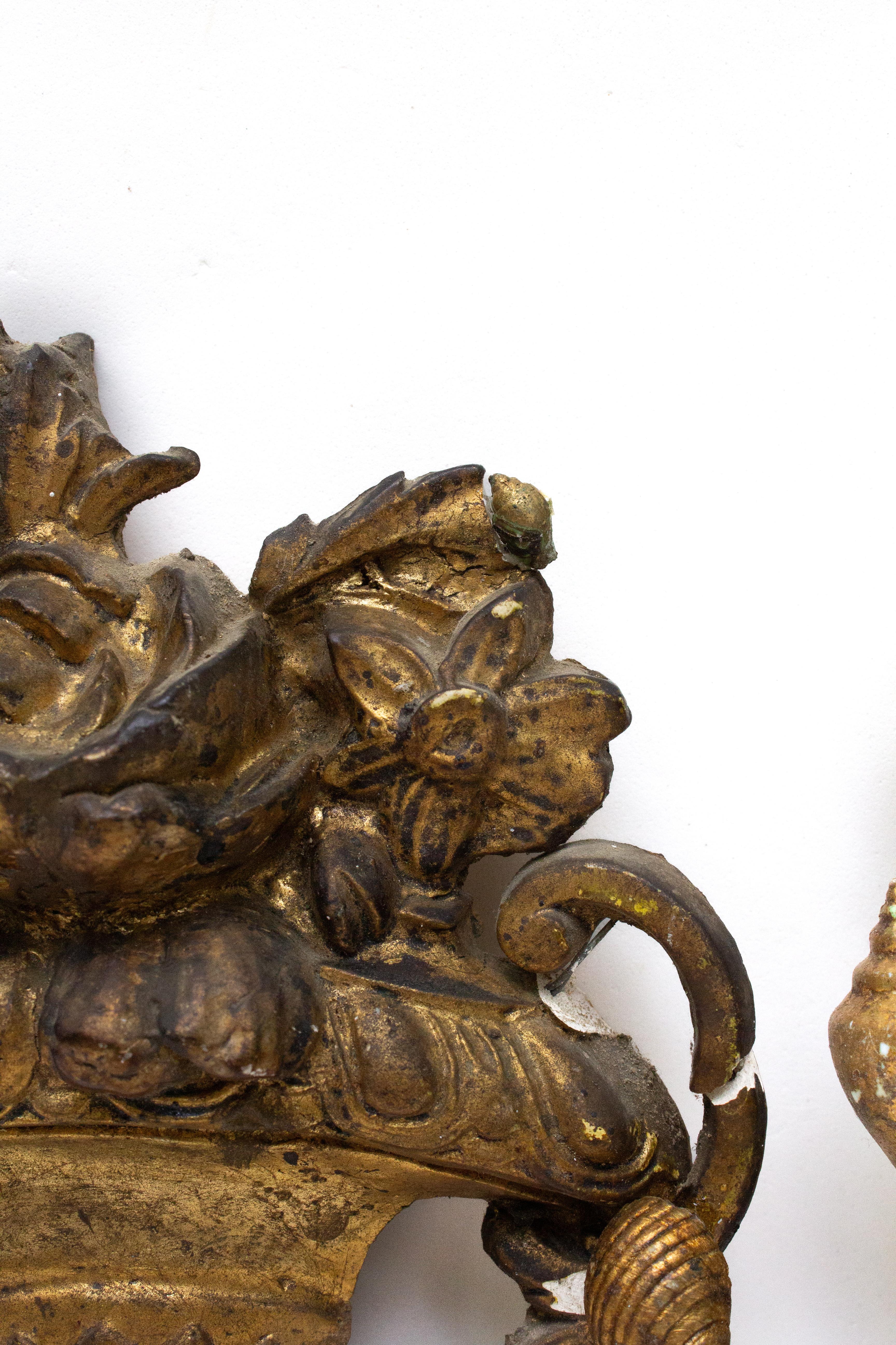 Paar italienische skulpturale Blattgold-Skulpturen aus dem 18. Jahrhundert mit Blumenarrangements und Pyrit (Vergoldet) im Angebot