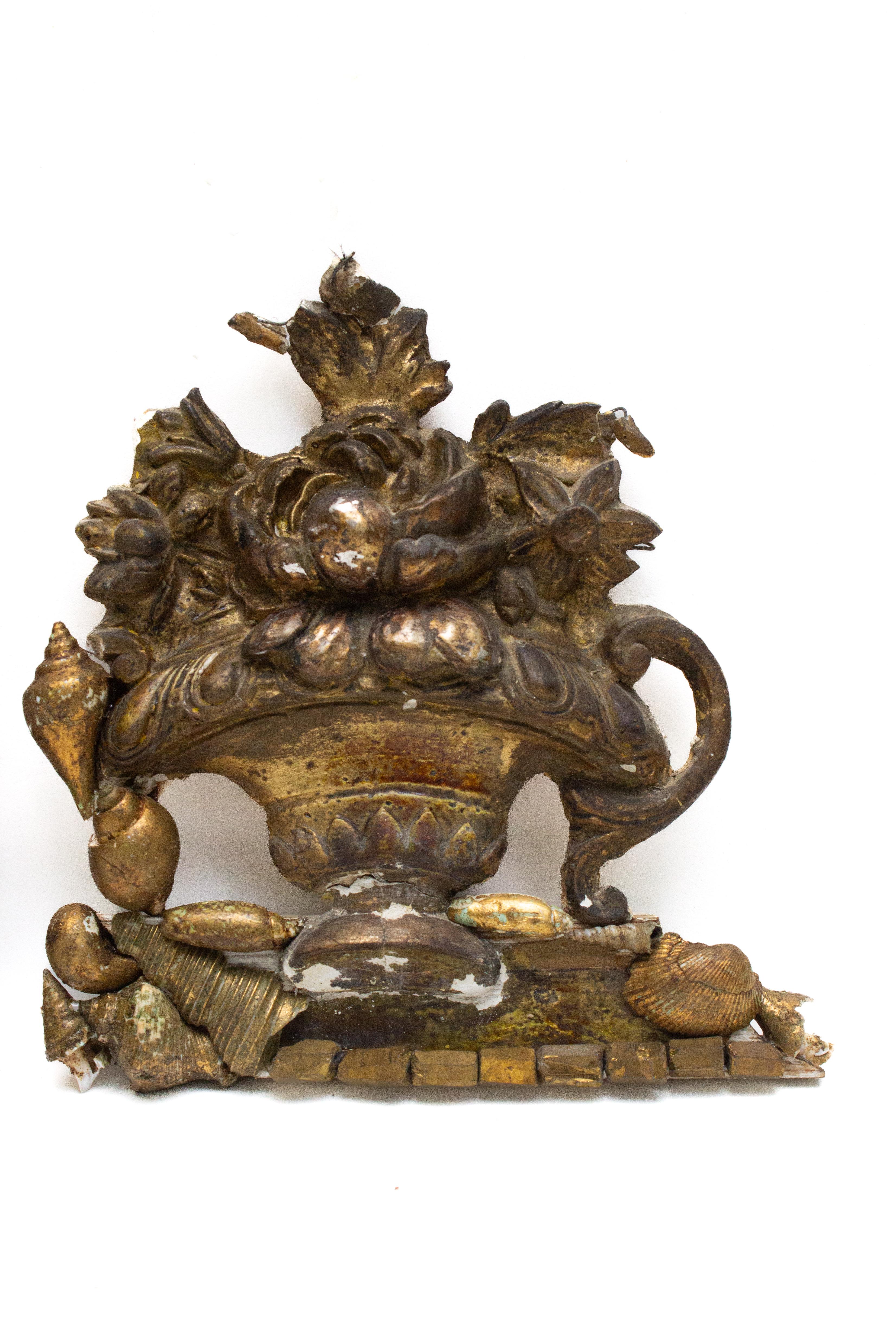 Paar italienische skulpturale Blattgold-Skulpturen aus dem 18. Jahrhundert mit Blumenarrangements und Pyrit im Zustand „Gut“ im Angebot in Dublin, Dalkey