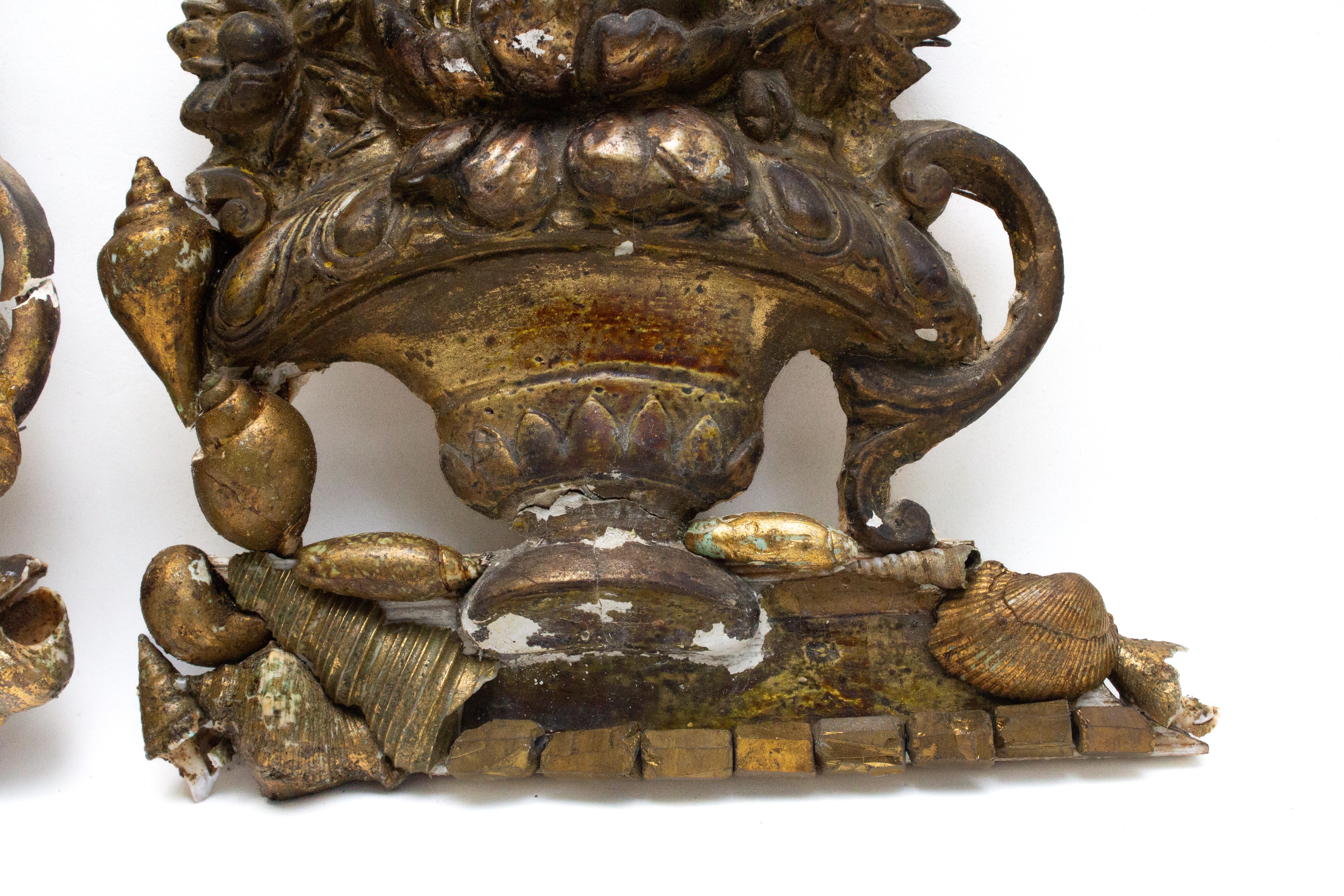 Paar italienische skulpturale Blattgold-Skulpturen aus dem 18. Jahrhundert mit Blumenarrangements und Pyrit (18. Jahrhundert und früher) im Angebot