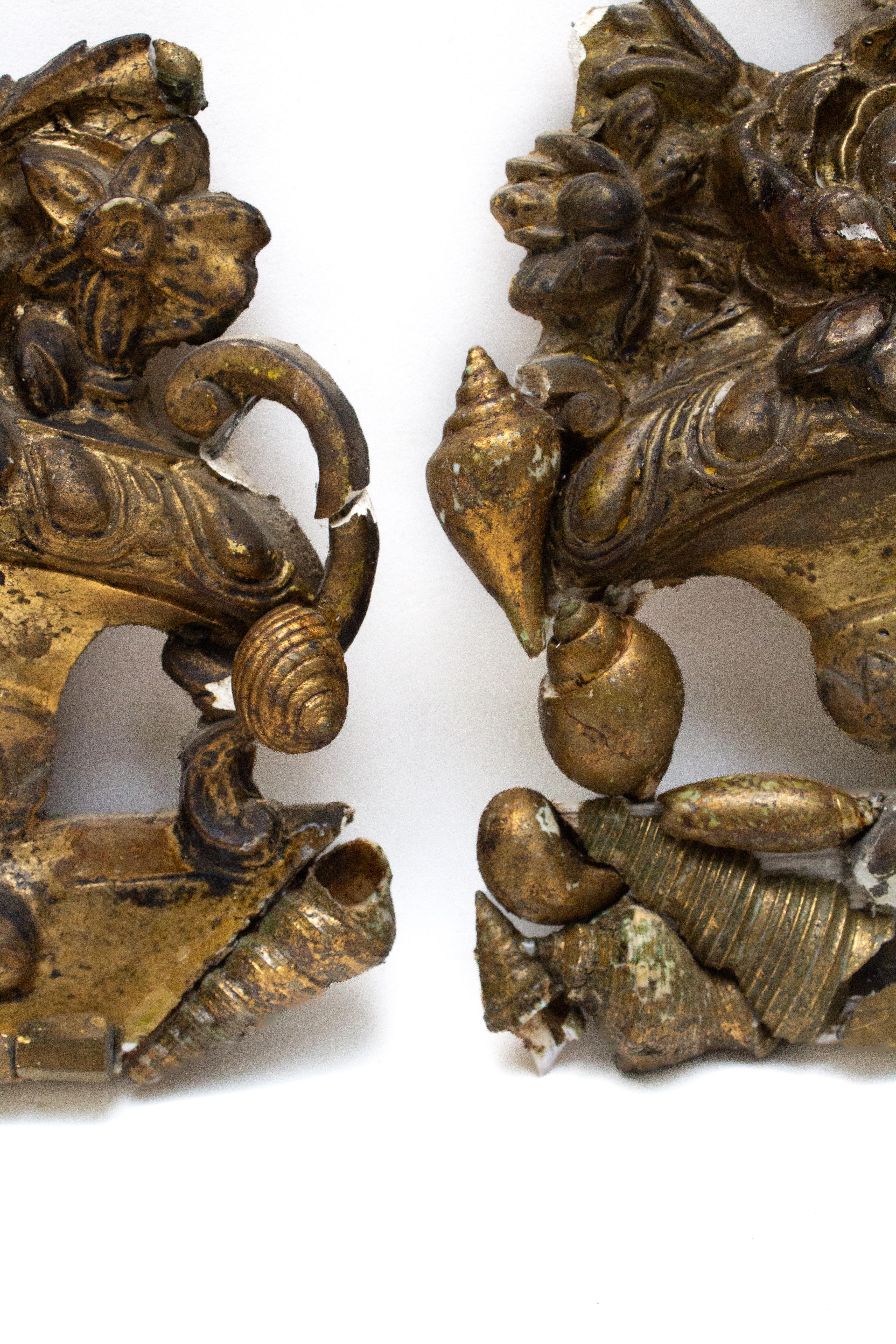 Paar italienische skulpturale Blattgold-Skulpturen aus dem 18. Jahrhundert mit Blumenarrangements und Pyrit (Quarz) im Angebot