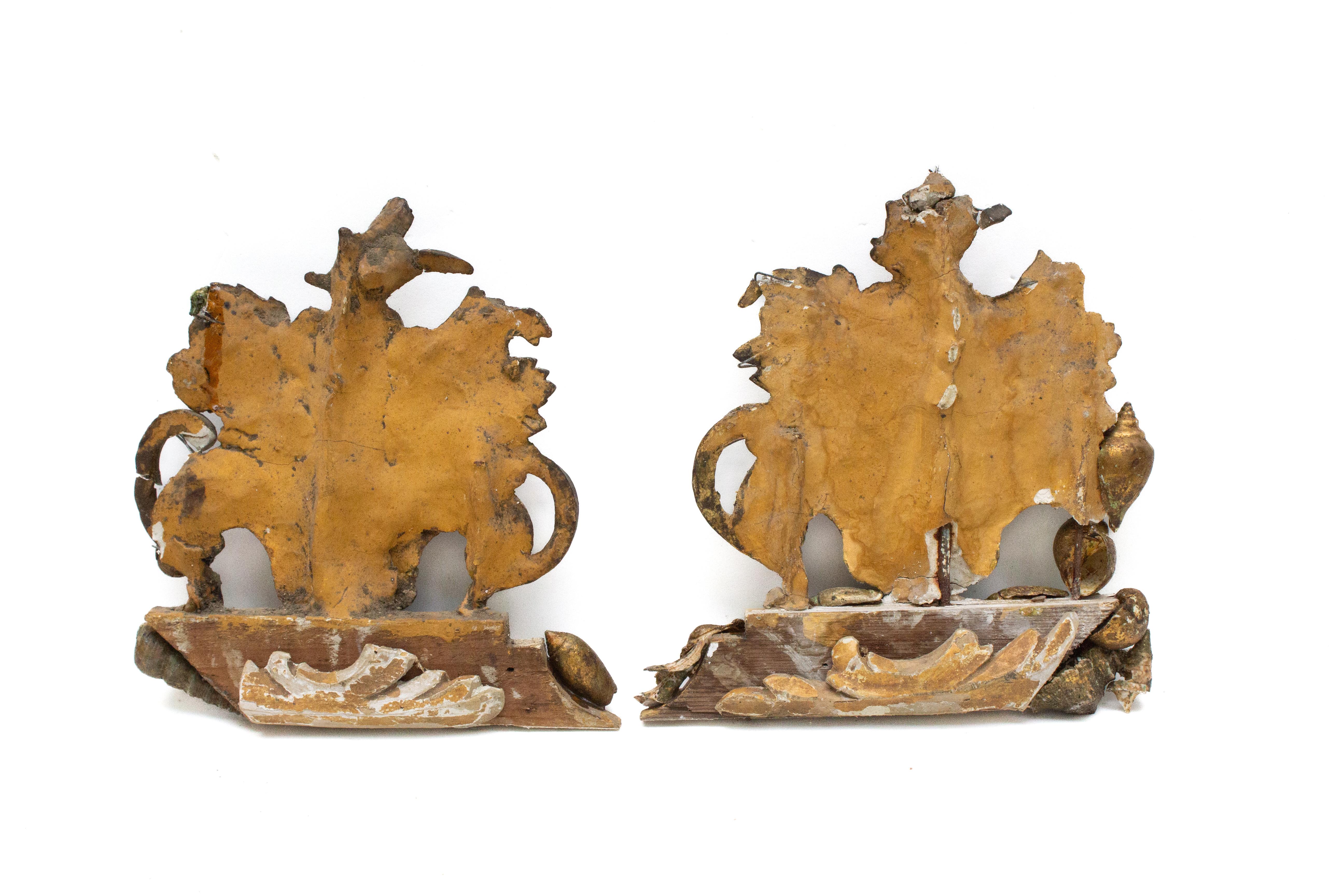 Paar italienische skulpturale Blattgold-Skulpturen aus dem 18. Jahrhundert mit Blumenarrangements und Pyrit im Angebot 1