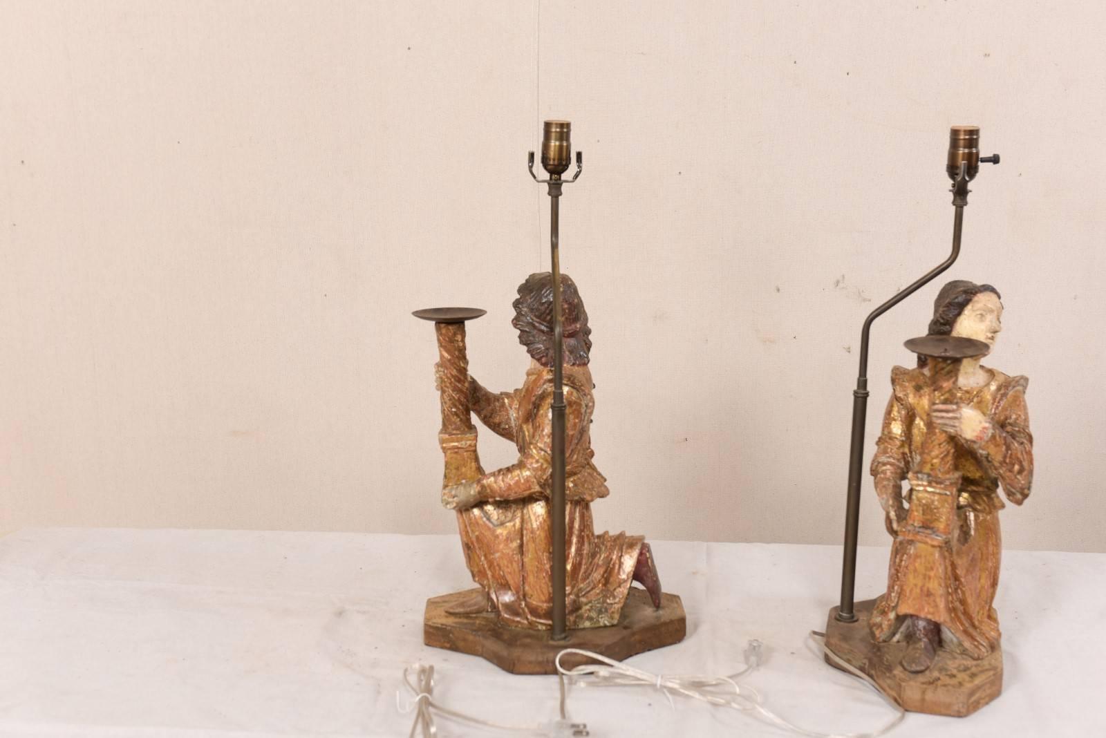 Paire de lampes de table figuratives italiennes du 18ème siècle en bois sculpté et peint à la main en vente 4