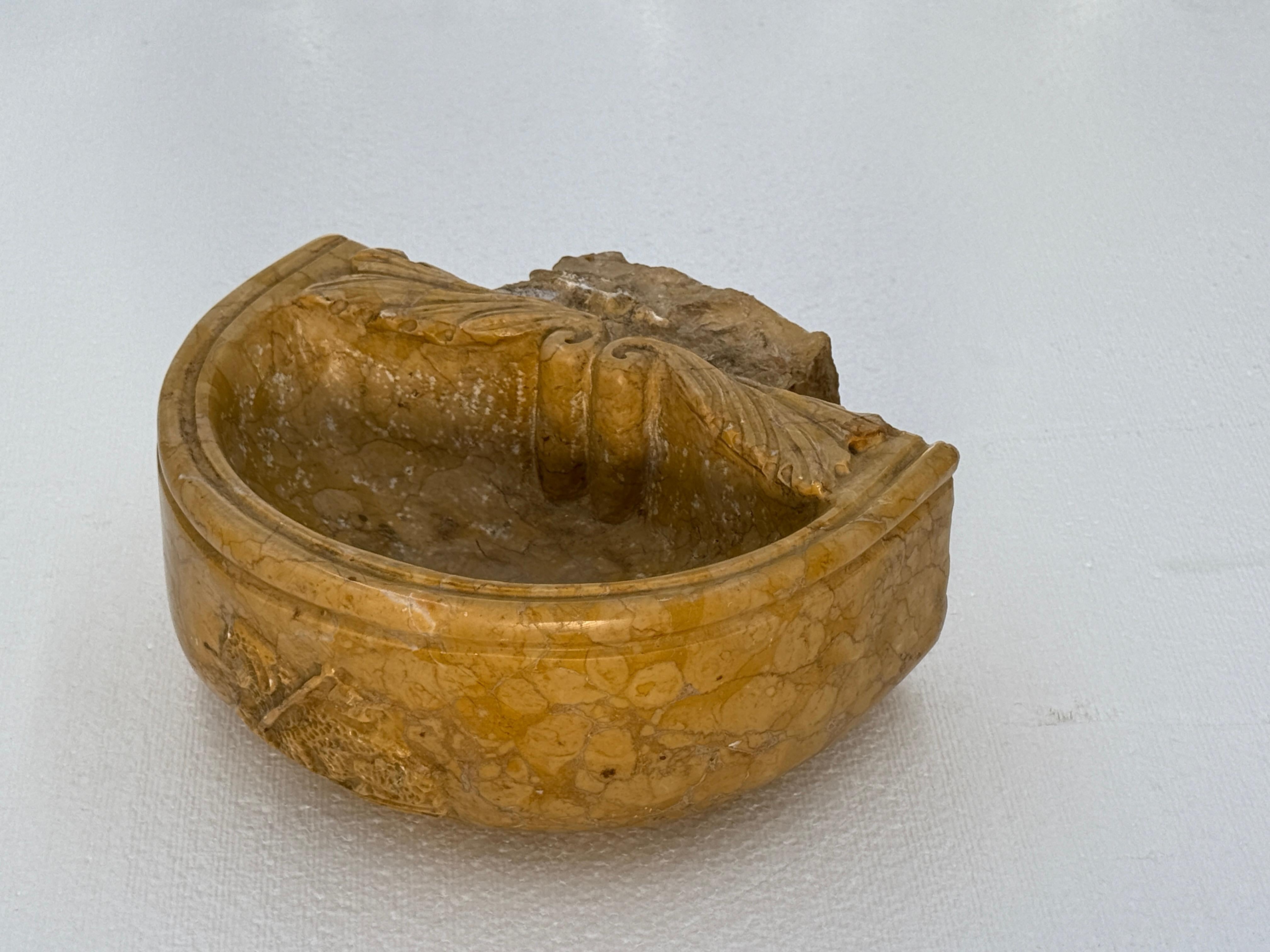 Paar italienische Weihwasserschriften des 18. Jahrhunderts. In gutem Zustand. Perfekt für Seifenschalen. Einzigartiges Set, das in Frankreich gekauft wurde. Altersgerechte Abnutzung, siehe detaillierte Fotos oder Nachricht an uns mit Fragen. 