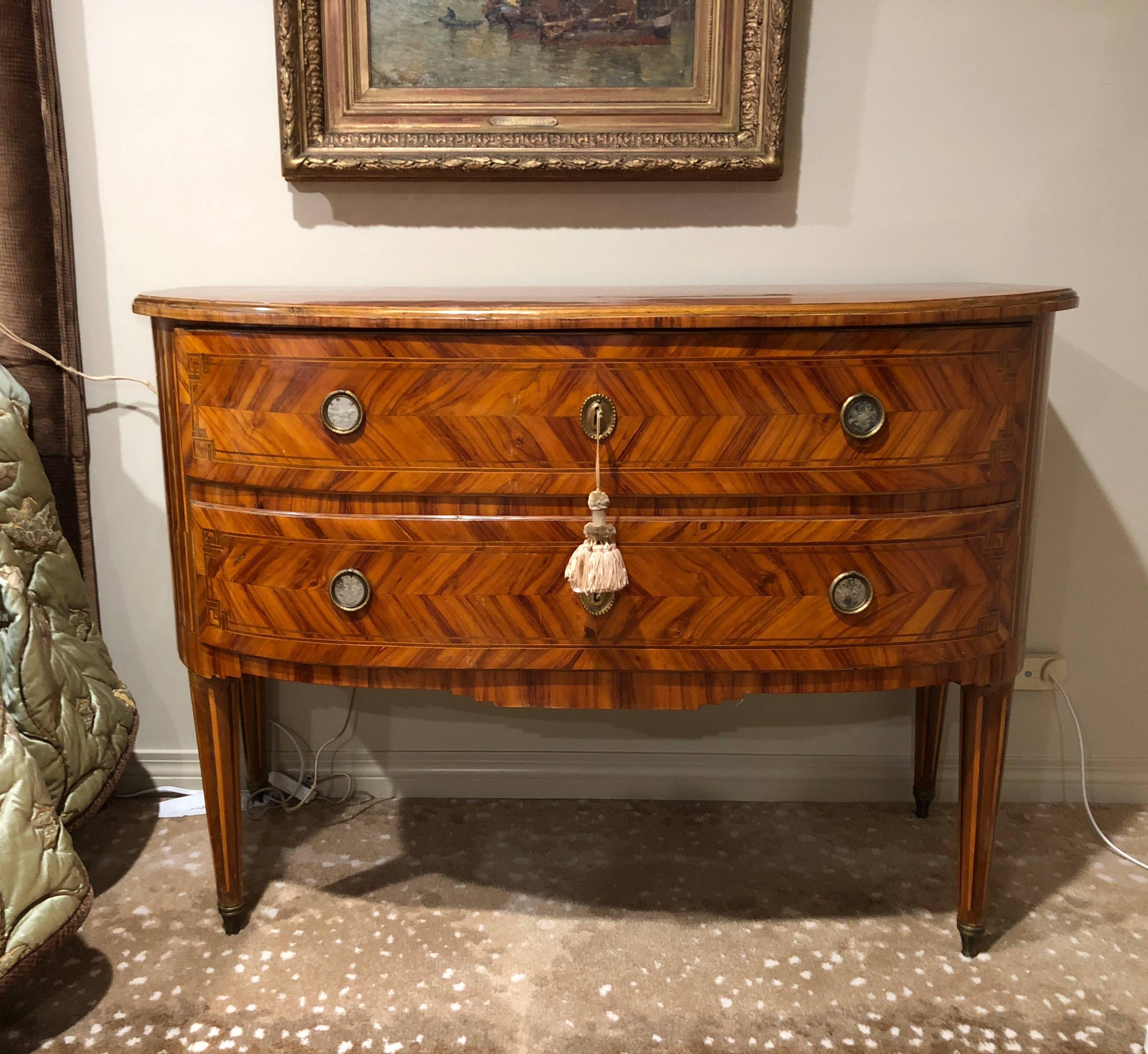 Exceptional pair of Italian Louis XVI with marquetry of kingwood and tulipwood. Unusual Venetian mirrored pulls with birds and flowers.
Two drawers with bowed front on four inlaid legs with bronze sabot.
   