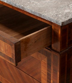 Paire de commodes italiennes du XVIIIe siècle ornées de marqueterie
