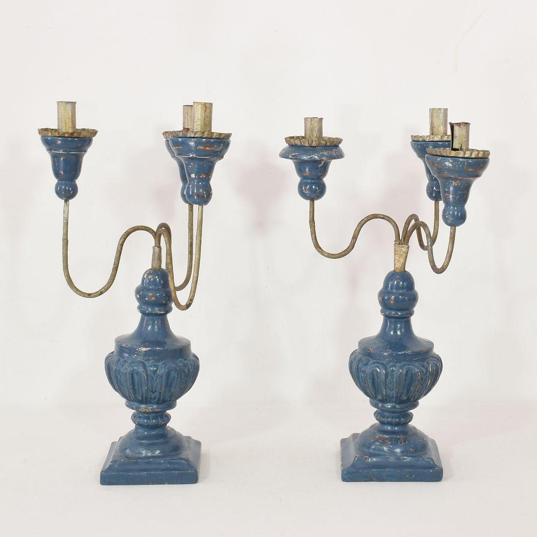 Pair of 18th Century Italian Neoclassical Candleholders In Good Condition In Buisson, FR