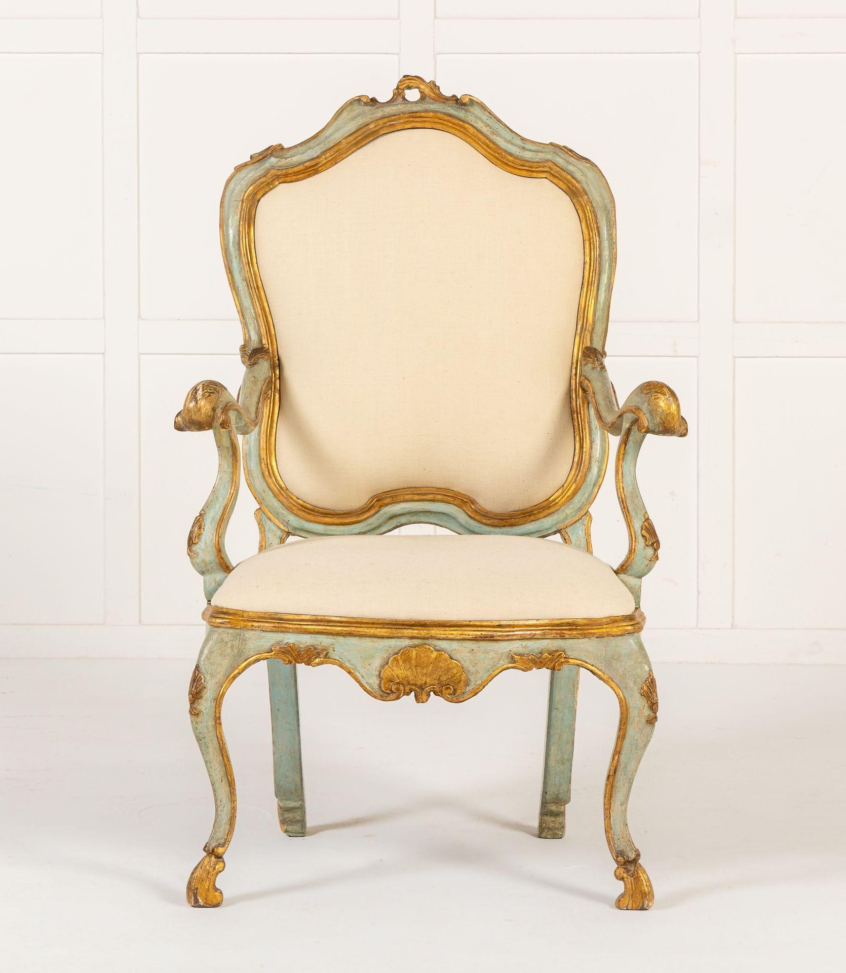 Paire de chaises italiennes du XVIIIe siècle avec peinture bleue et dorée d'origine. Ces jolies chaises sont probablement vénitiennes, fabriquées au milieu du XVIIIe siècle dans le style Louis XV Rococo. Ils ont conservé leur peinture bleue