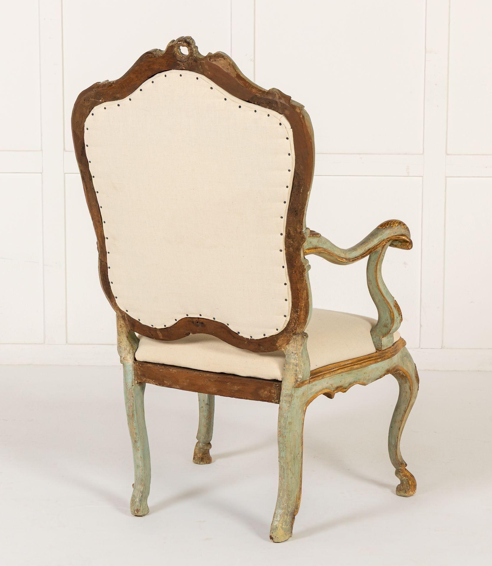 Doré Paire de chaises italiennes peintes du 18e siècle en vente