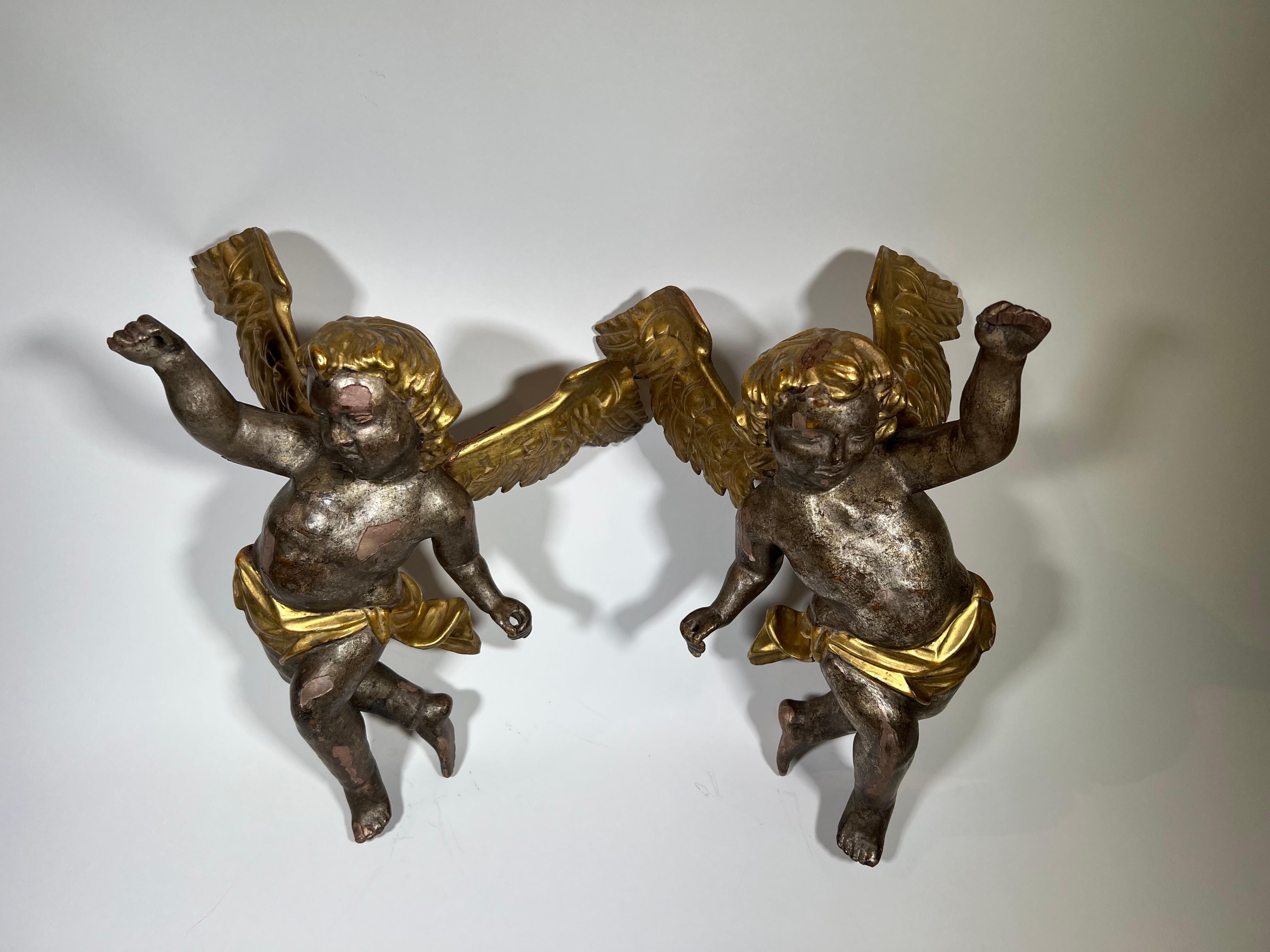 XVIIIe siècle et antérieur Paire de Puttini italiennes du 18ème siècle en bois doré en vente