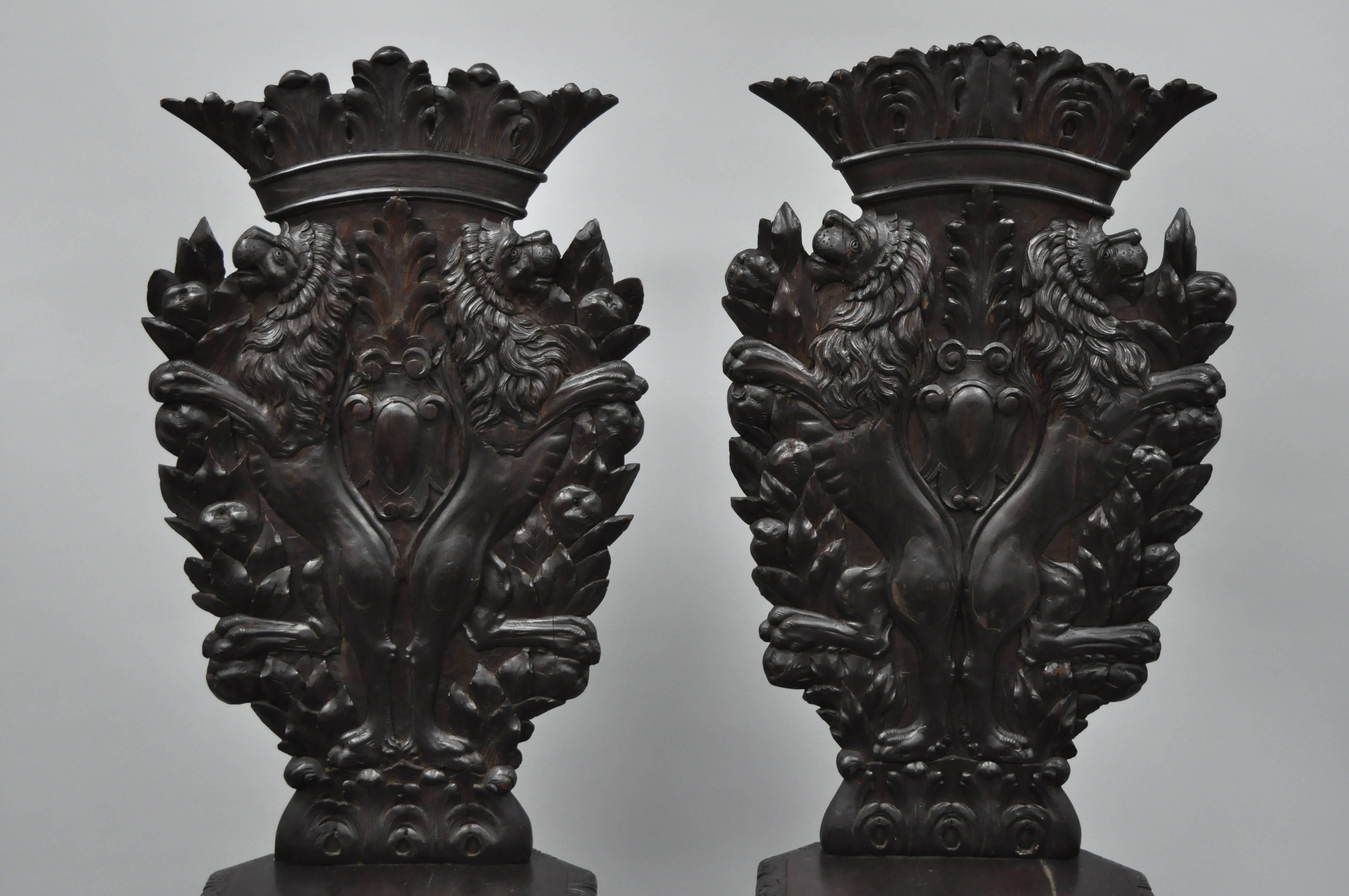 Sculpté à la main Paire de chaises de salle Sgabello en noyer sculpté de lions de la Renaissance italienne du XVIIIe siècle en vente
