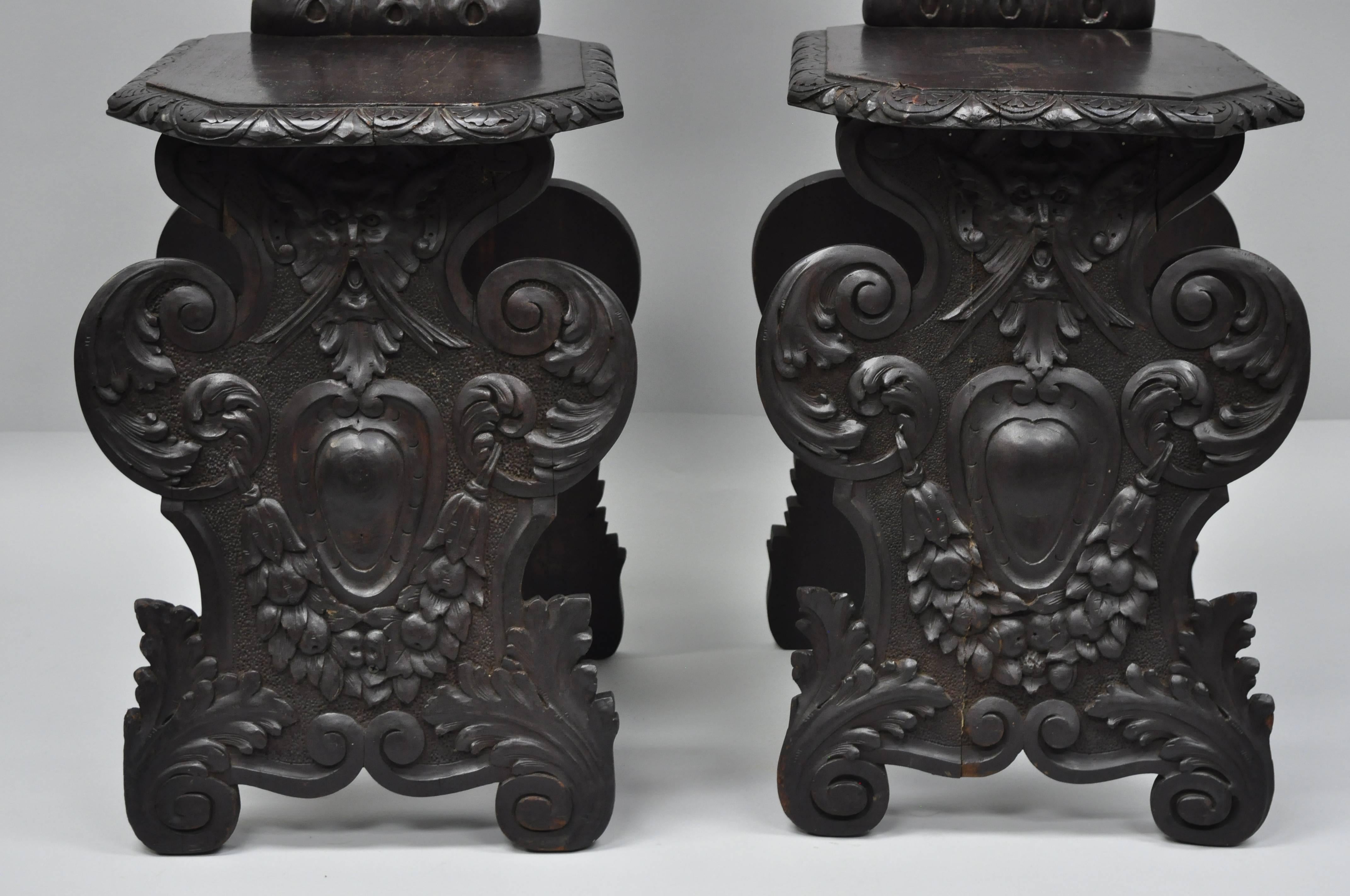 Paire de chaises de salle Sgabello en noyer sculpté de lions de la Renaissance italienne du XVIIIe siècle Bon état à Philadelphia, PA