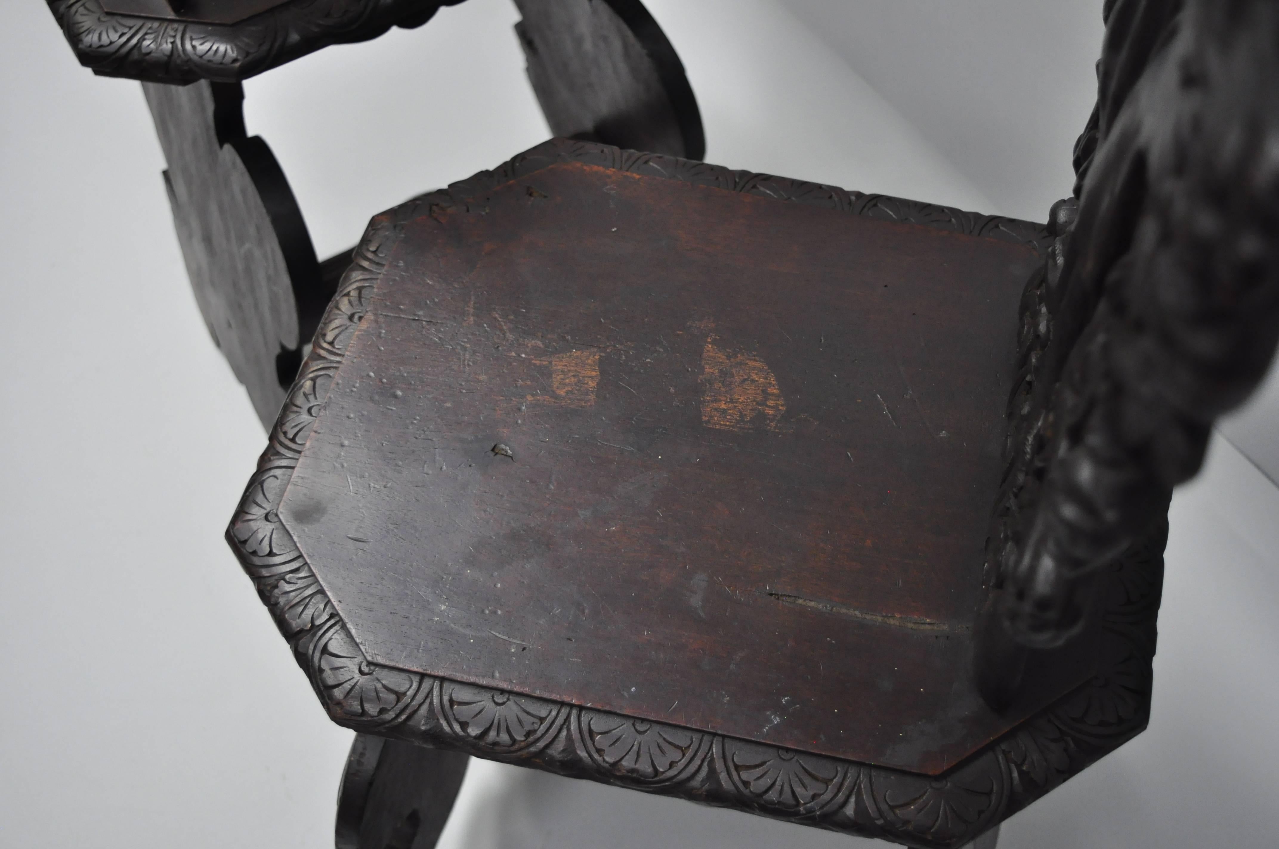 Paire de chaises de salle Sgabello en noyer sculpté de lions de la Renaissance italienne du XVIIIe siècle 3