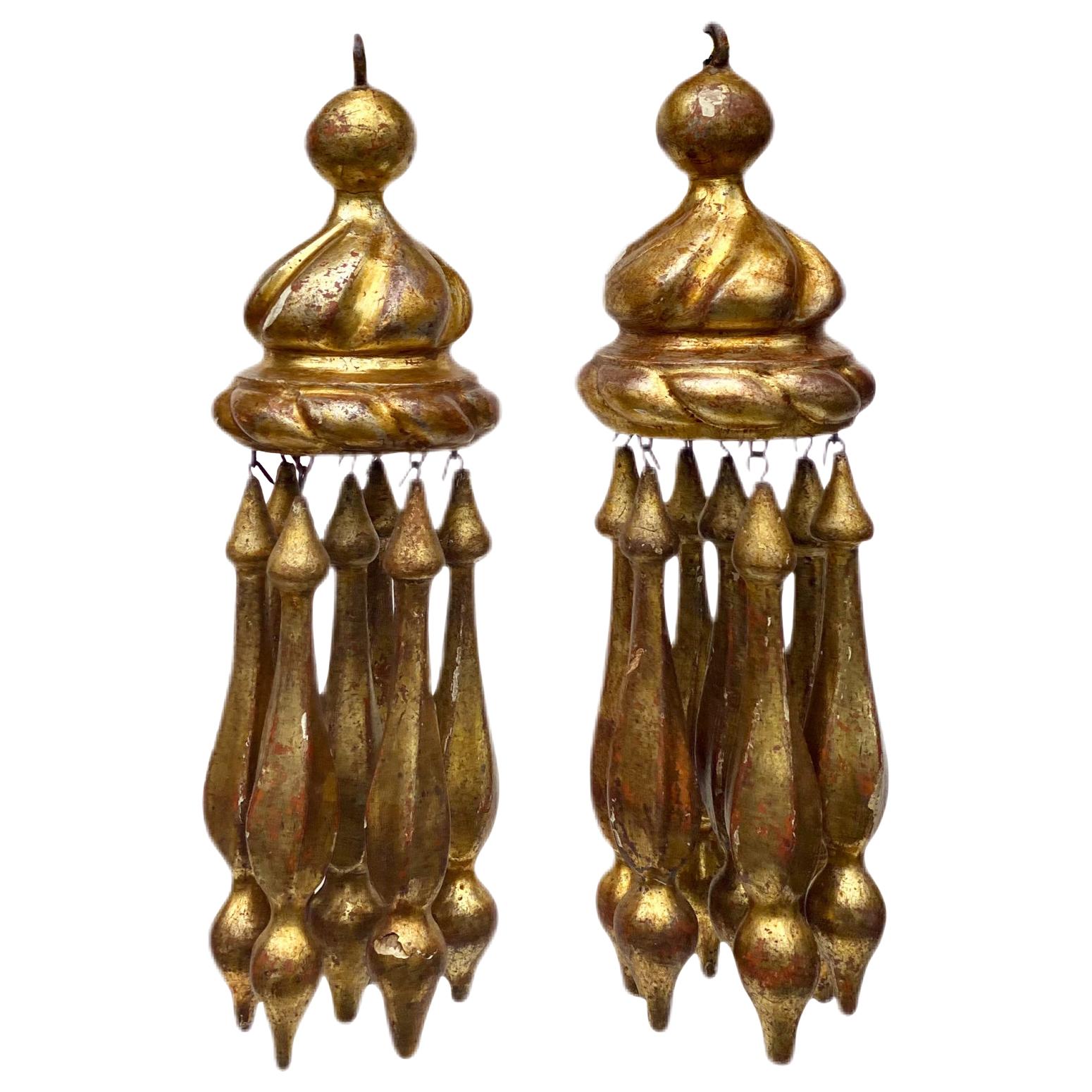 Paire de paire de pampilles « Pompom » rococo italiennes du 18ème siècle en feuilles d'or sculptées à la main en vente