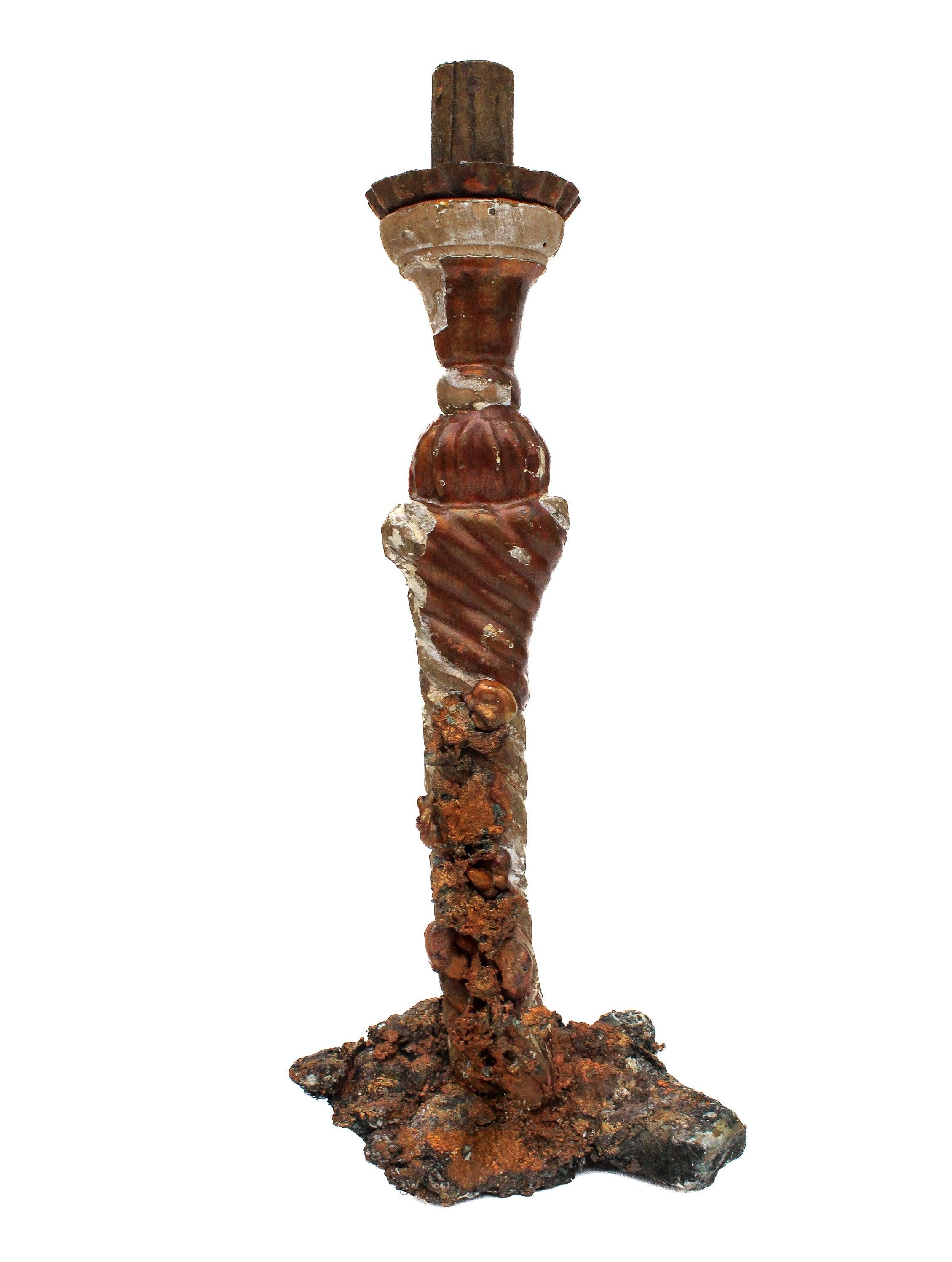 Pareja de candeleros de voluta italianos del siglo XVIII adornados con cobre de formación natural y perlas barrocas de formación natural montadas sobre cobre en matriz. 

Estos candelabros se utilizaron en su día en una iglesia de Italia. Tienen los