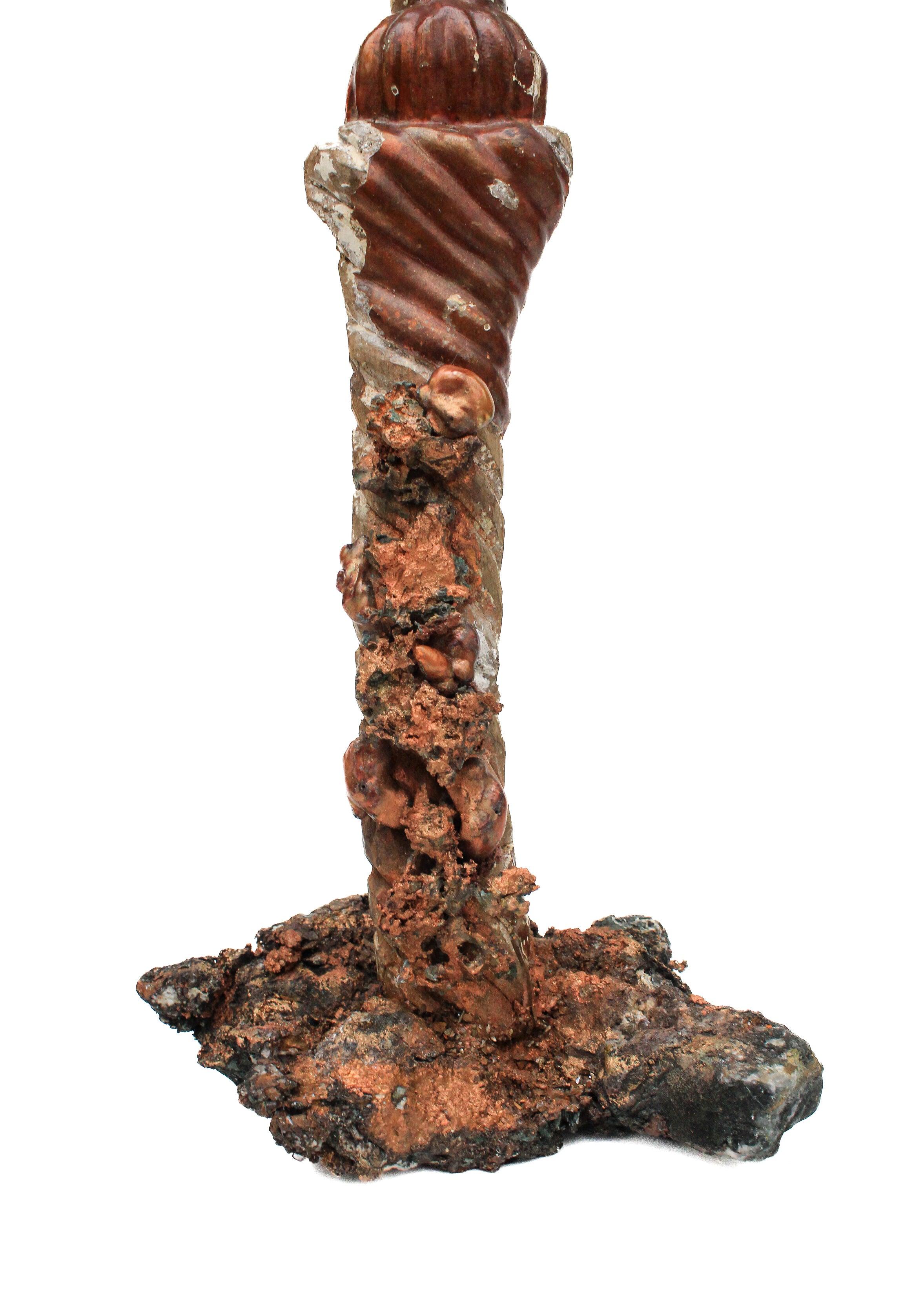 Pareja de candeleros italianos del siglo XVIII con voluta de cobre y perlas barrocas Rococó en venta
