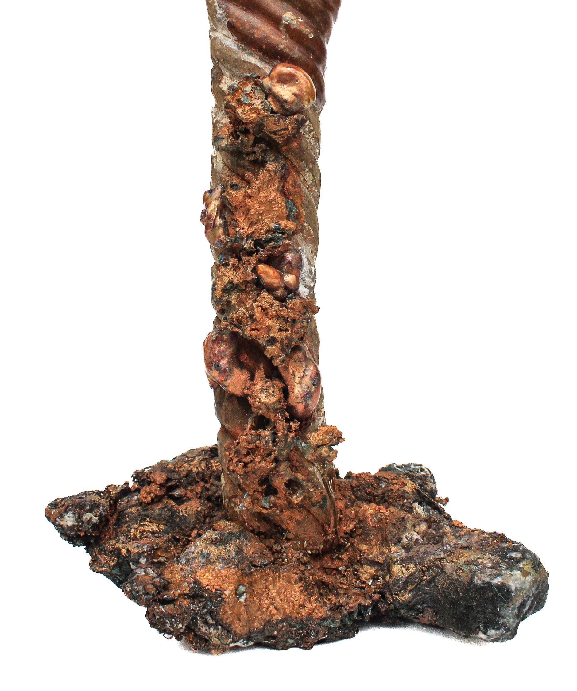 Pareja de candeleros italianos del siglo XVIII con voluta de cobre y perlas barrocas Italiano en venta