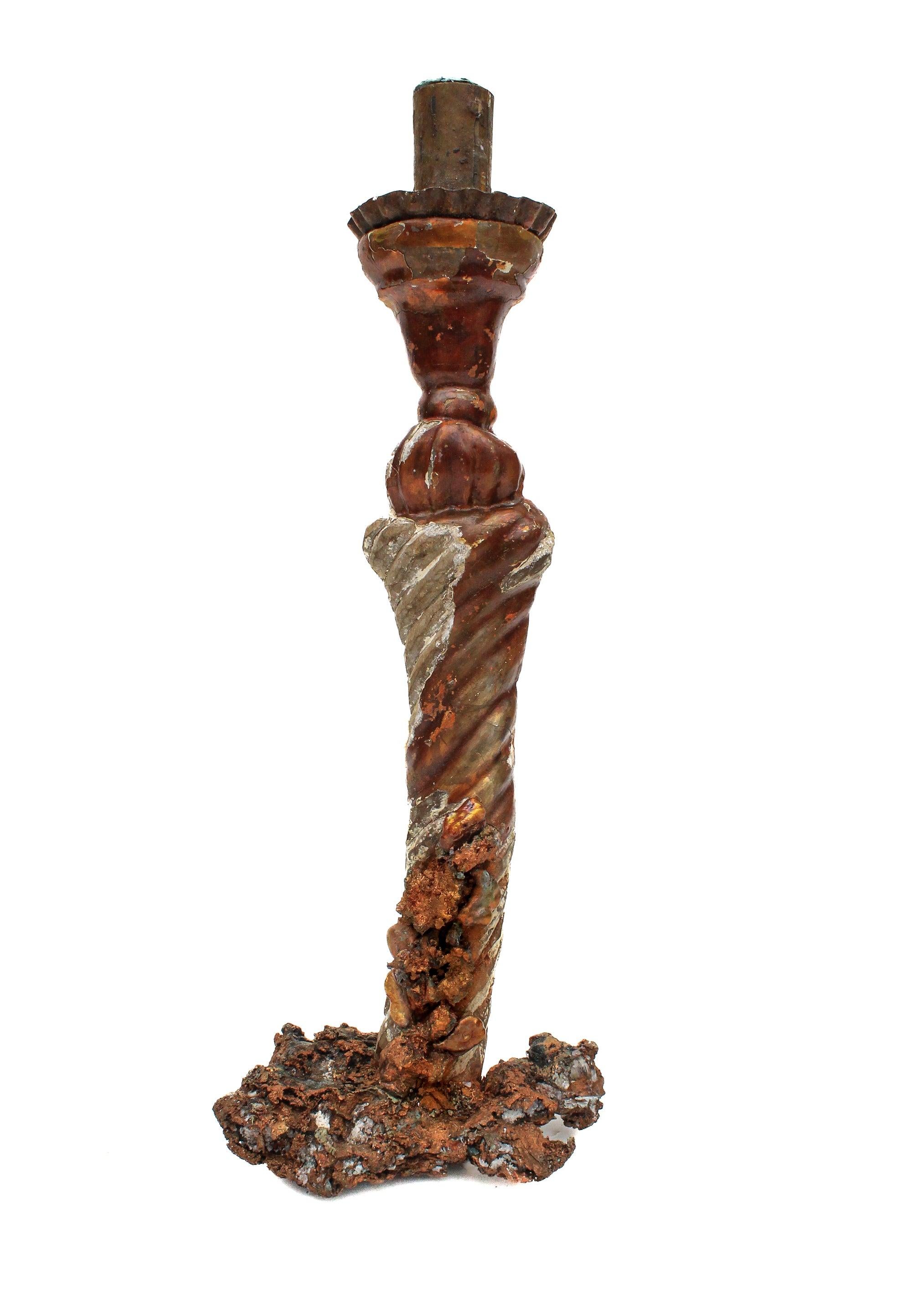 Pareja de candeleros italianos del siglo XVIII con voluta de cobre y perlas barrocas Tallado a mano en venta