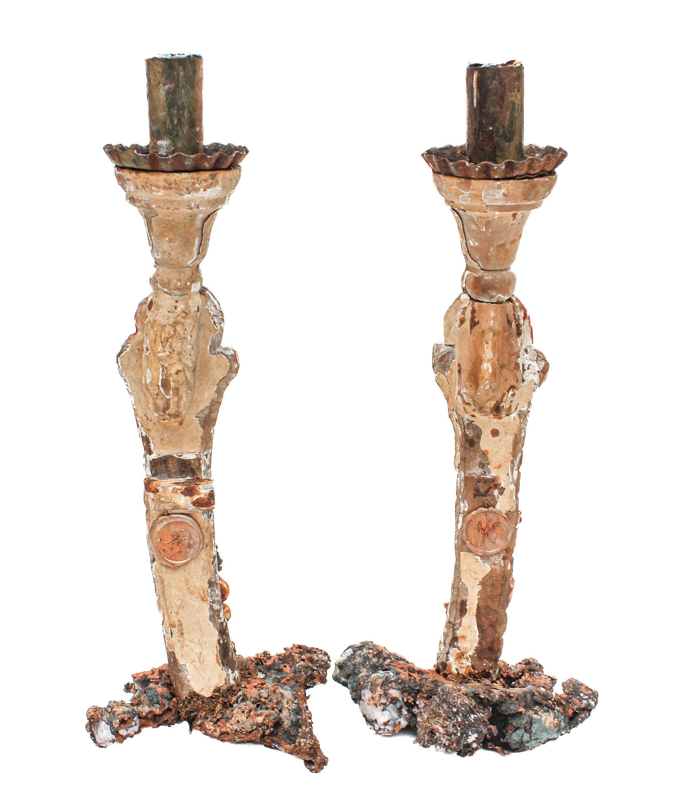 Pareja de candeleros italianos del siglo XVIII con voluta de cobre y perlas barrocas Madera en venta