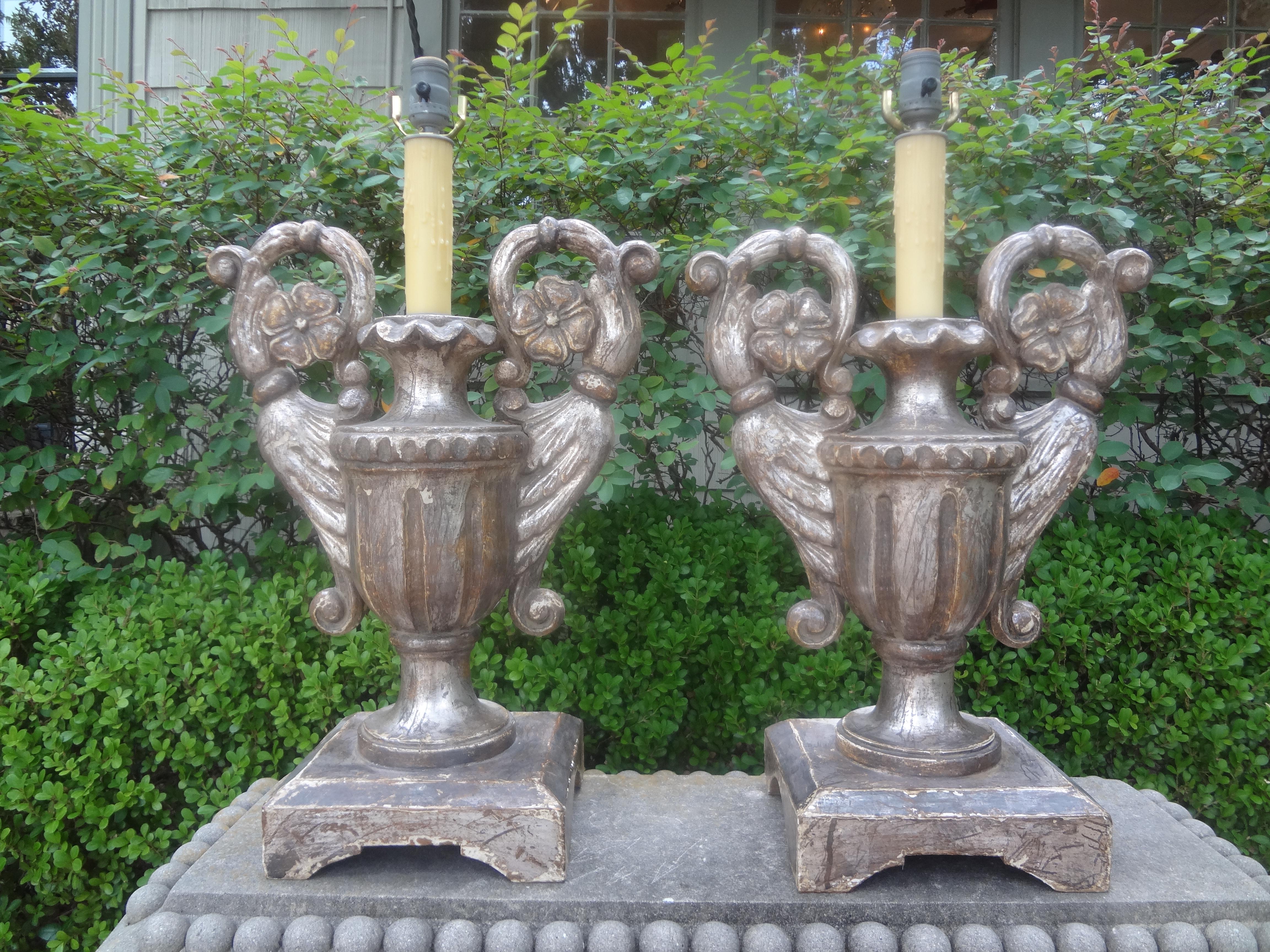 Paar italienische Silber-Giltwood-Lampen des 18. Jahrhunderts.
Atemberaubendes Paar italienischer Urnen aus vergoldetem Holz im neoklassizistischen Stil des 18. Jahrhunderts mit Griffen, die in Tischlampen umgewandelt wurden. Diese schicken Lampen