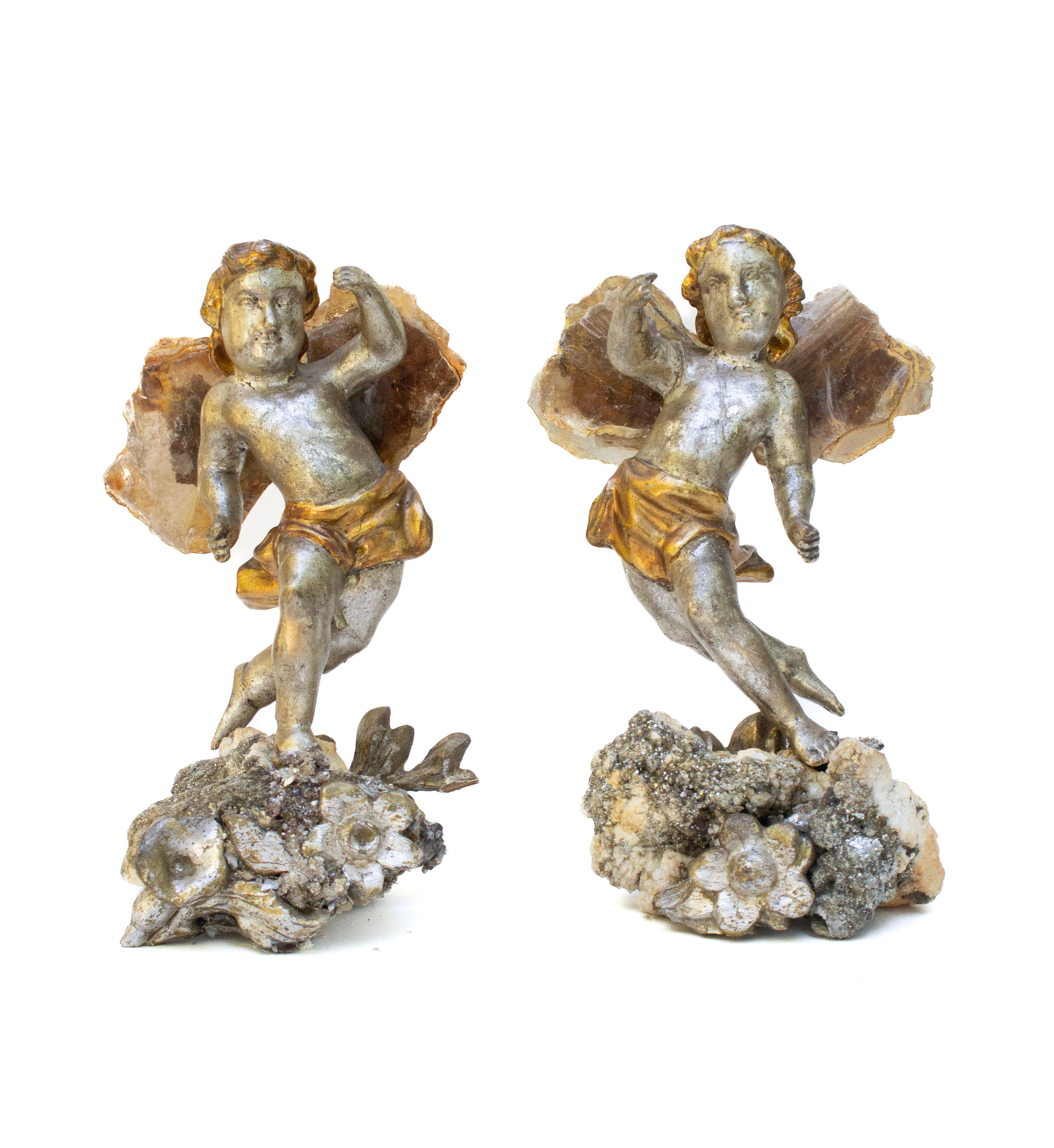 Coppia di angeli in argento e foglia d'oro del XVIII secolo con ali in mica e montati su mica in matrice con frammenti di fiori in foglia d'argento del XVIII secolo.

Gli angeli scolpiti a mano provengono da una chiesa storica in Italia. Sono