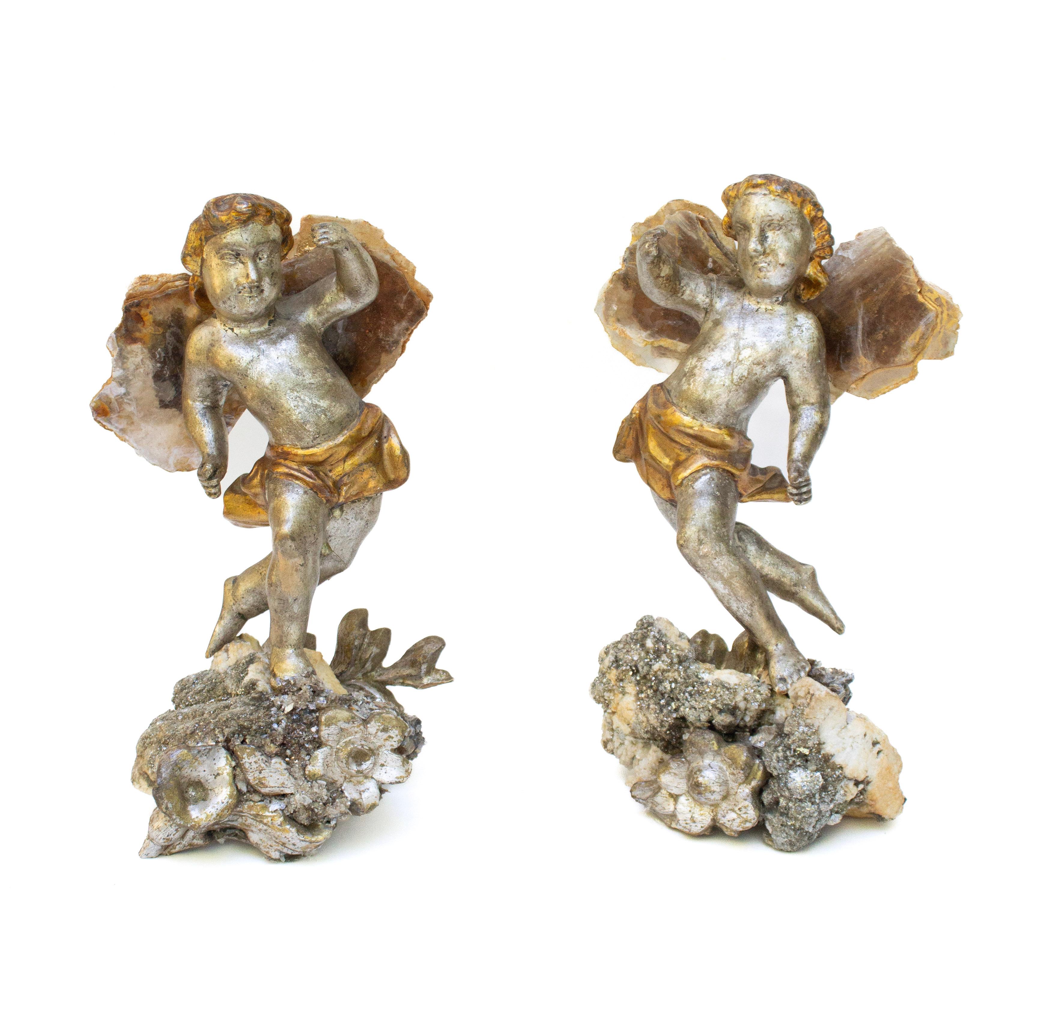 Rococò Coppia di angeli in foglia d'argento del XVIII secolo con ali in mica e basi in mica in vendita