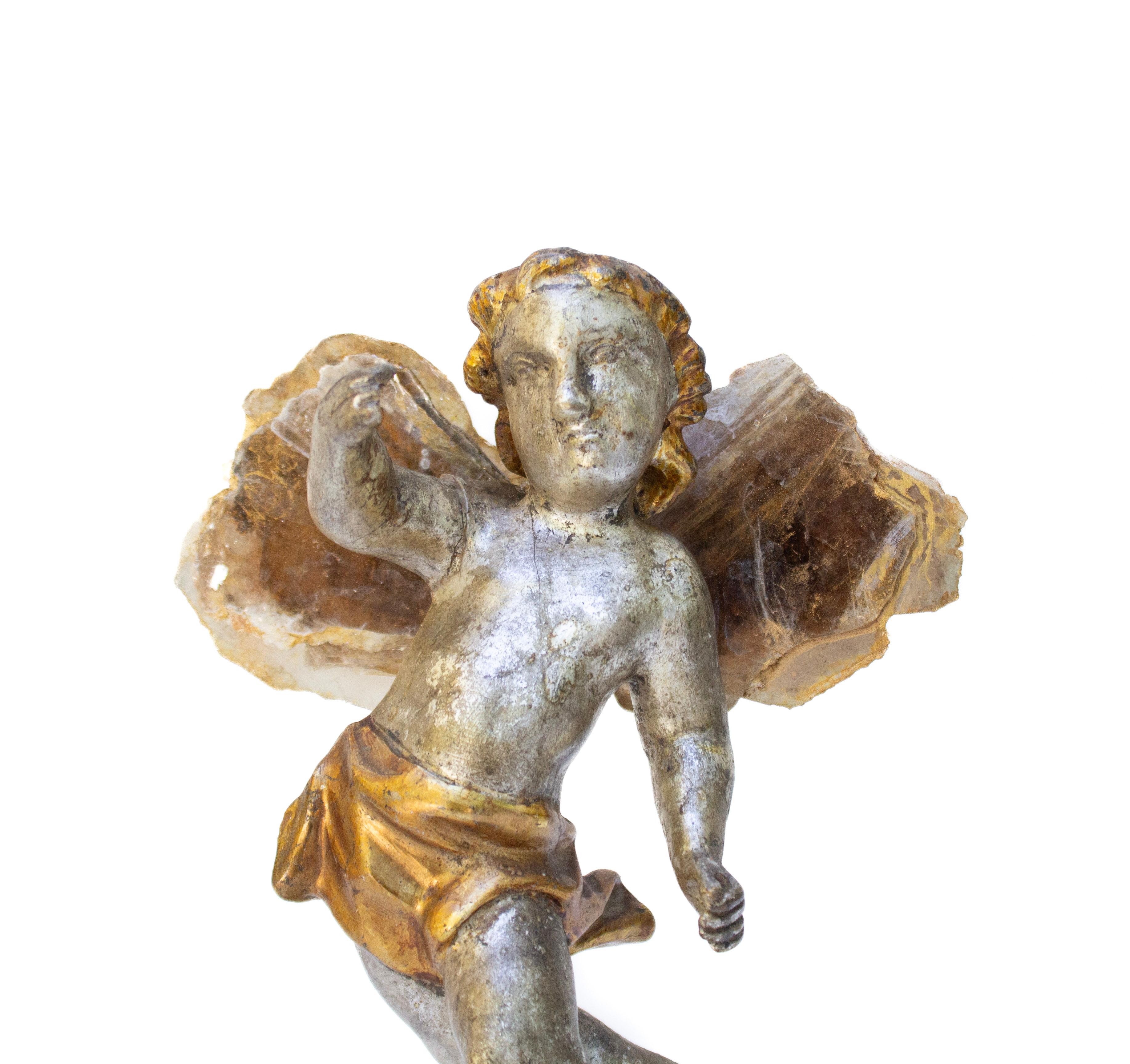 Intagliato a mano Coppia di angeli in foglia d'argento del XVIII secolo con ali in mica e basi in mica in vendita