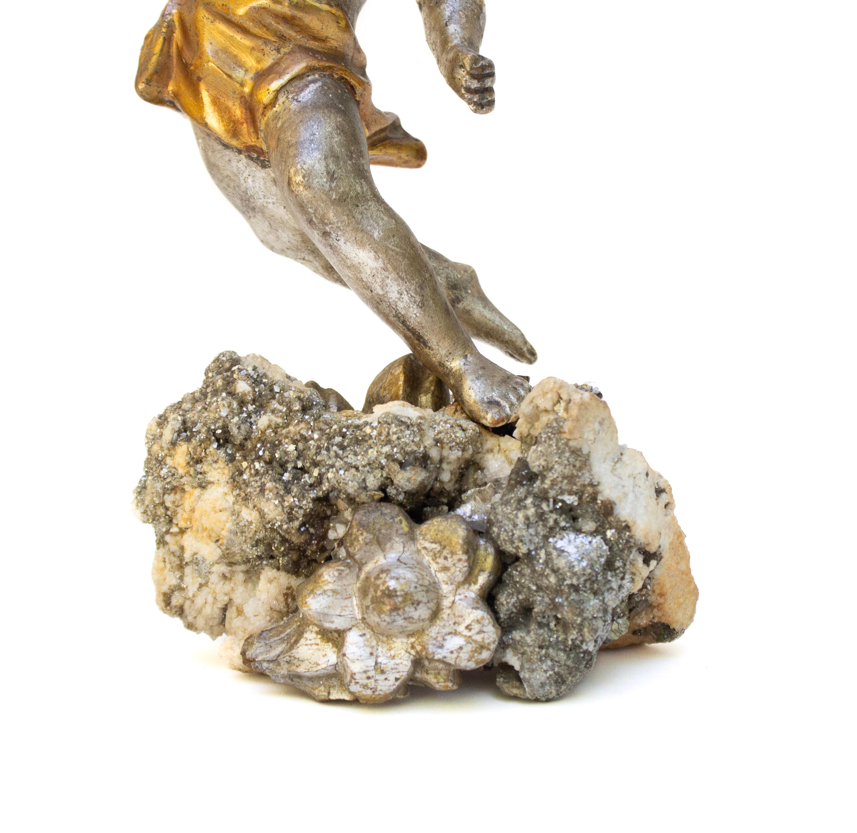 Coppia di angeli in foglia d'argento del XVIII secolo con ali in mica e basi in mica In condizioni buone in vendita a Dublin, Dalkey