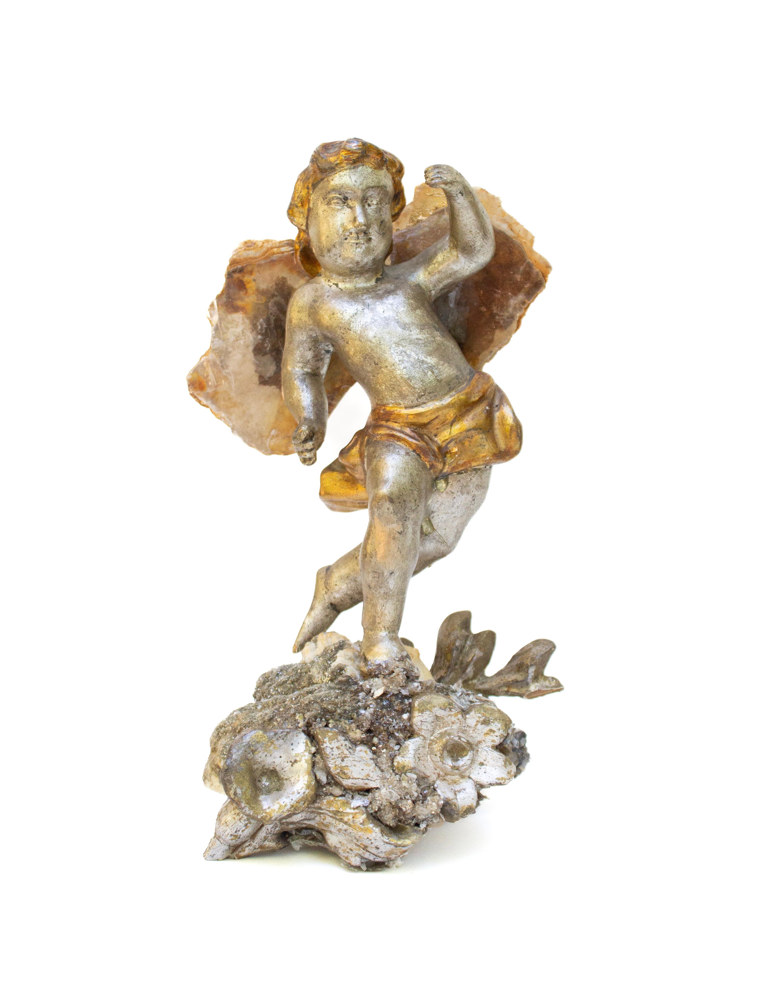 Fino al XVIII secolo Coppia di angeli in foglia d'argento del XVIII secolo con ali in mica e basi in mica in vendita