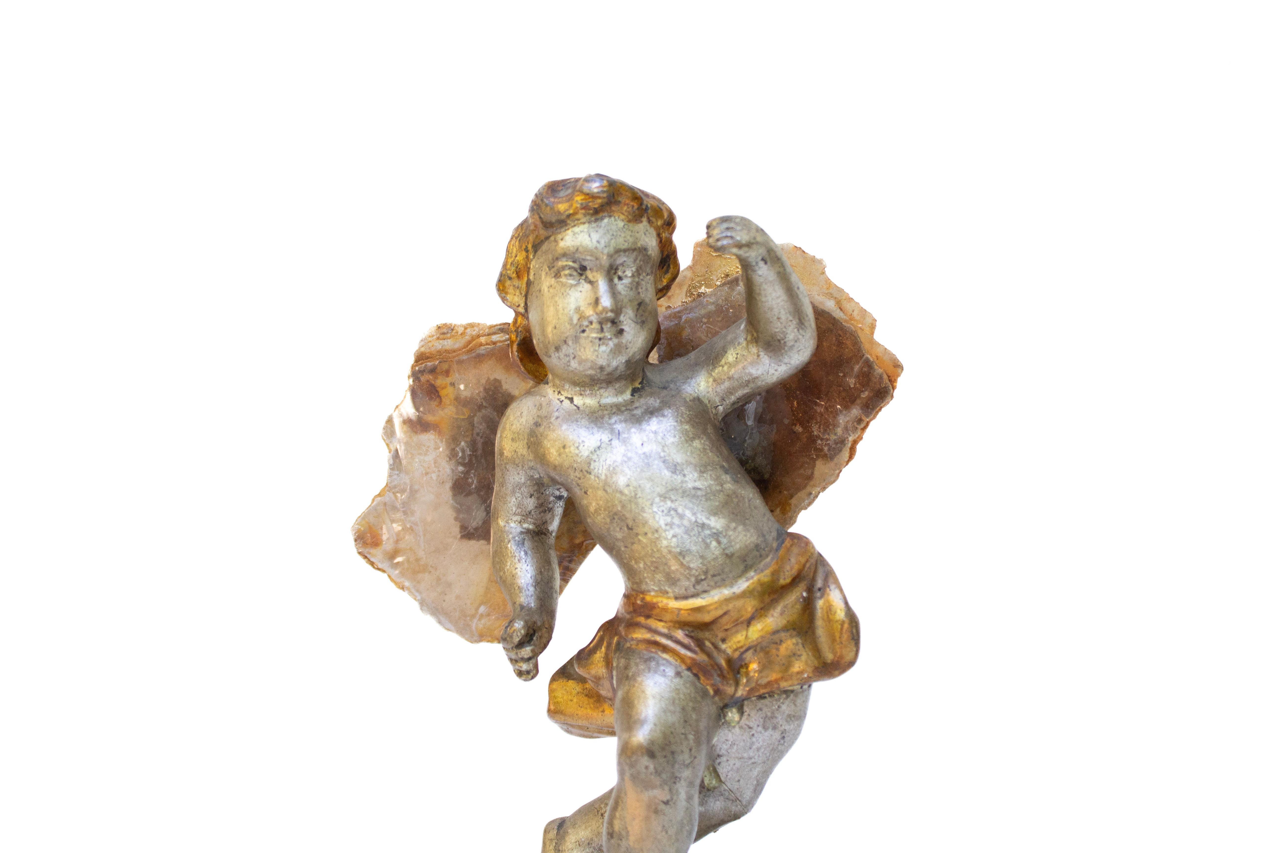 Quarzo Coppia di angeli in foglia d'argento del XVIII secolo con ali in mica e basi in mica in vendita