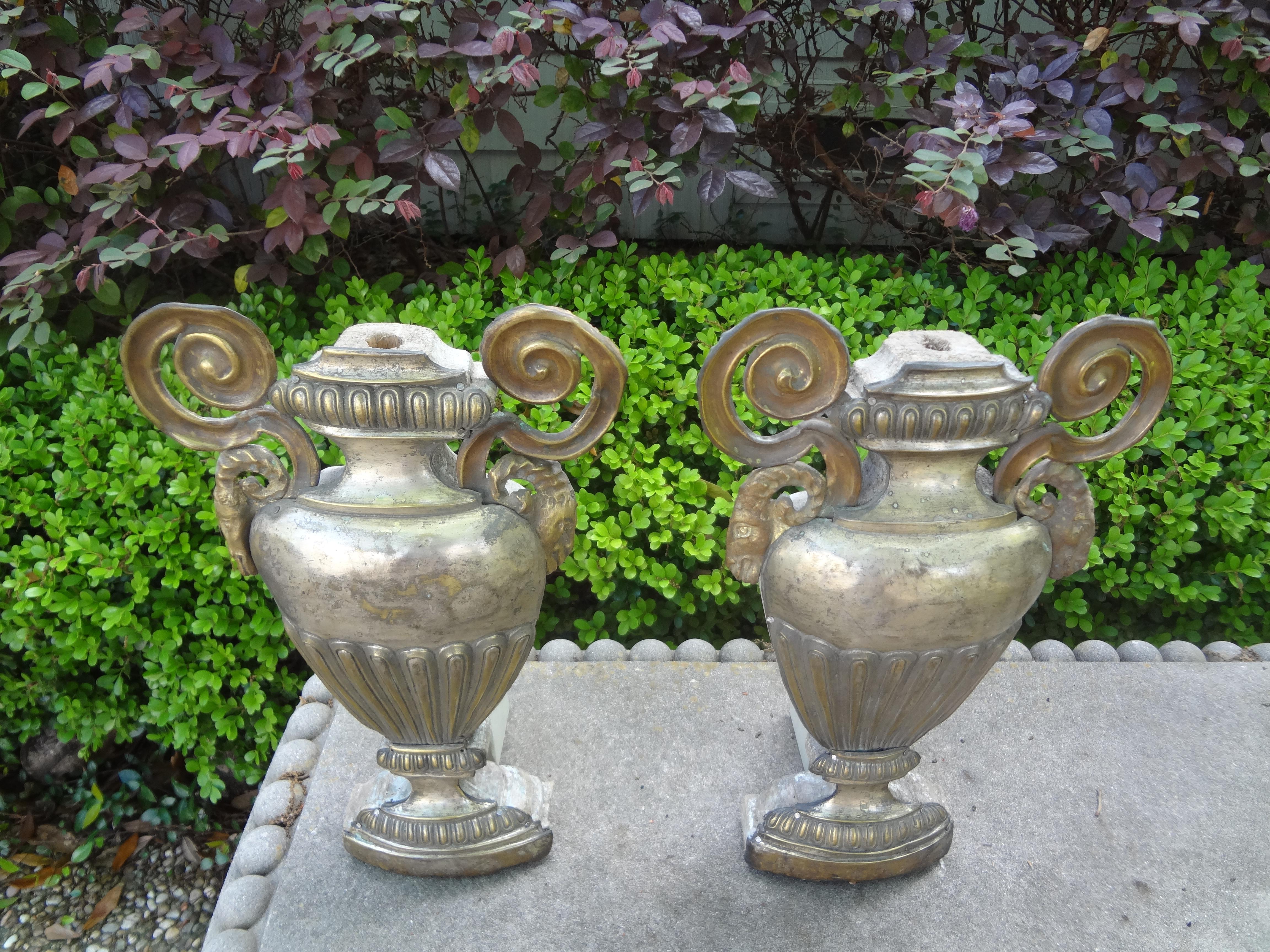 Pair of 18th Century Italian Neoclassical Style Silver Urns or Porta Palmas For Sale 2