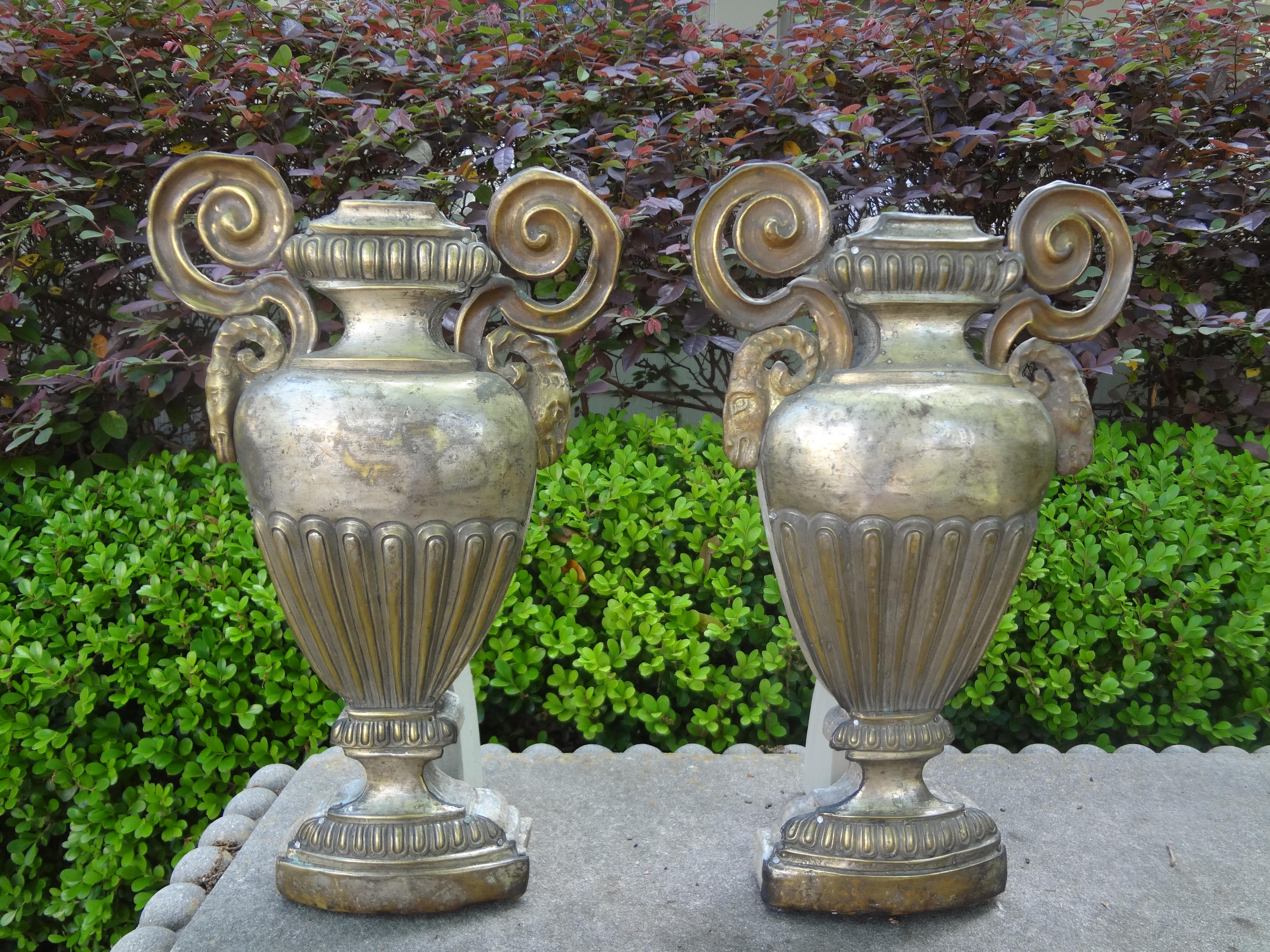 Pair of 18th Century Italian Neoclassical Style Silver Urns or Porta Palmas For Sale 4