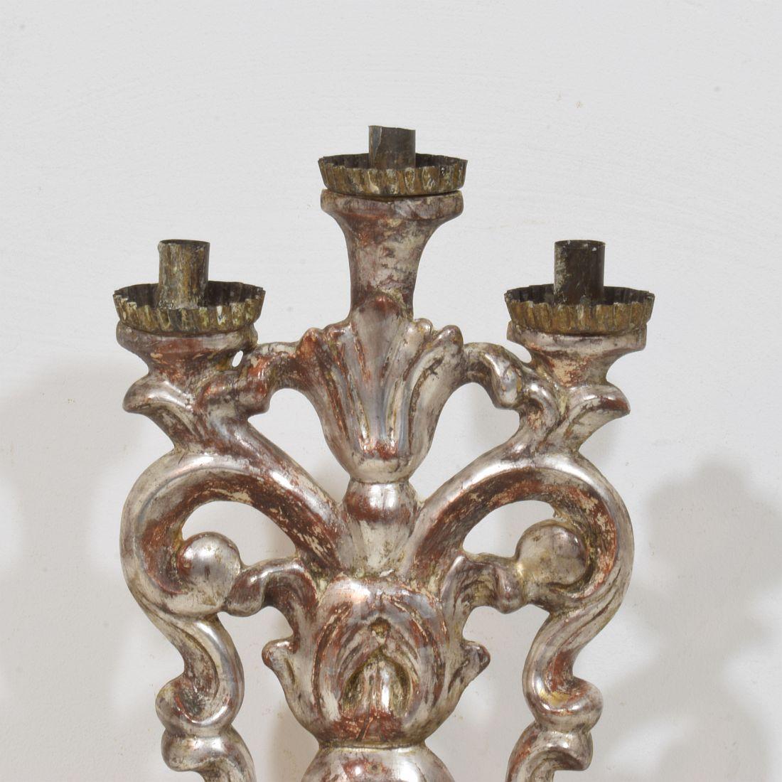 Pair of 18th Century Italian Silvered Wooden Baroque Candleholders im Angebot 3