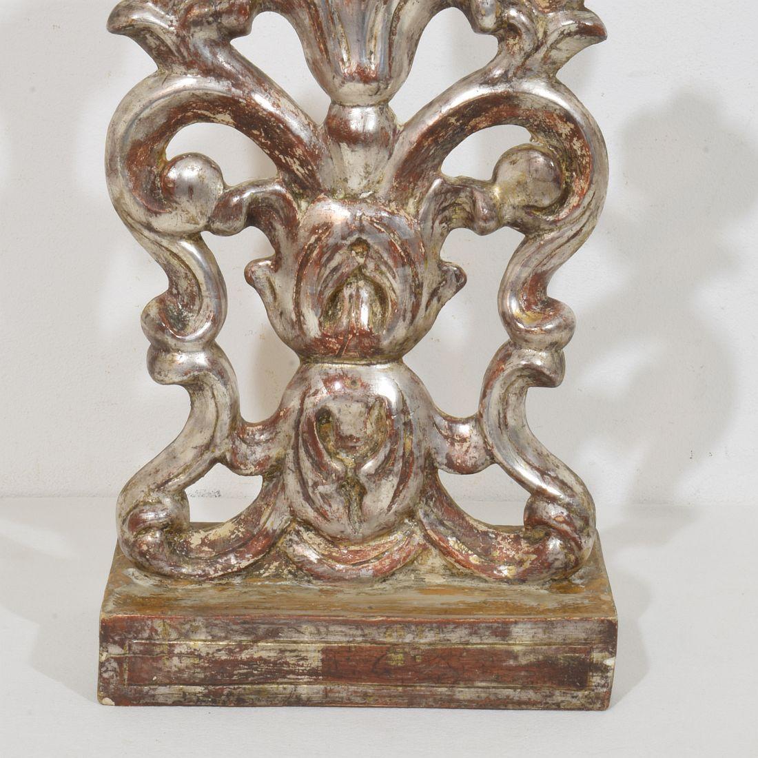 Pair of 18th Century Italian Silvered Wooden Baroque Candleholders im Angebot 4