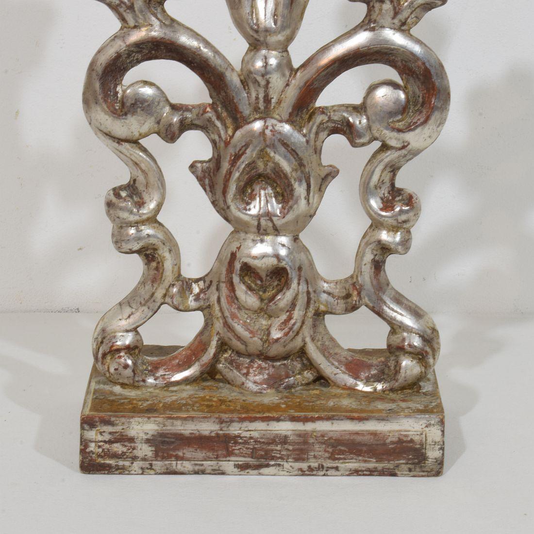 Paar italienische versilberte Barock-Kerzenhalter aus Holz aus dem 18. im Angebot 10