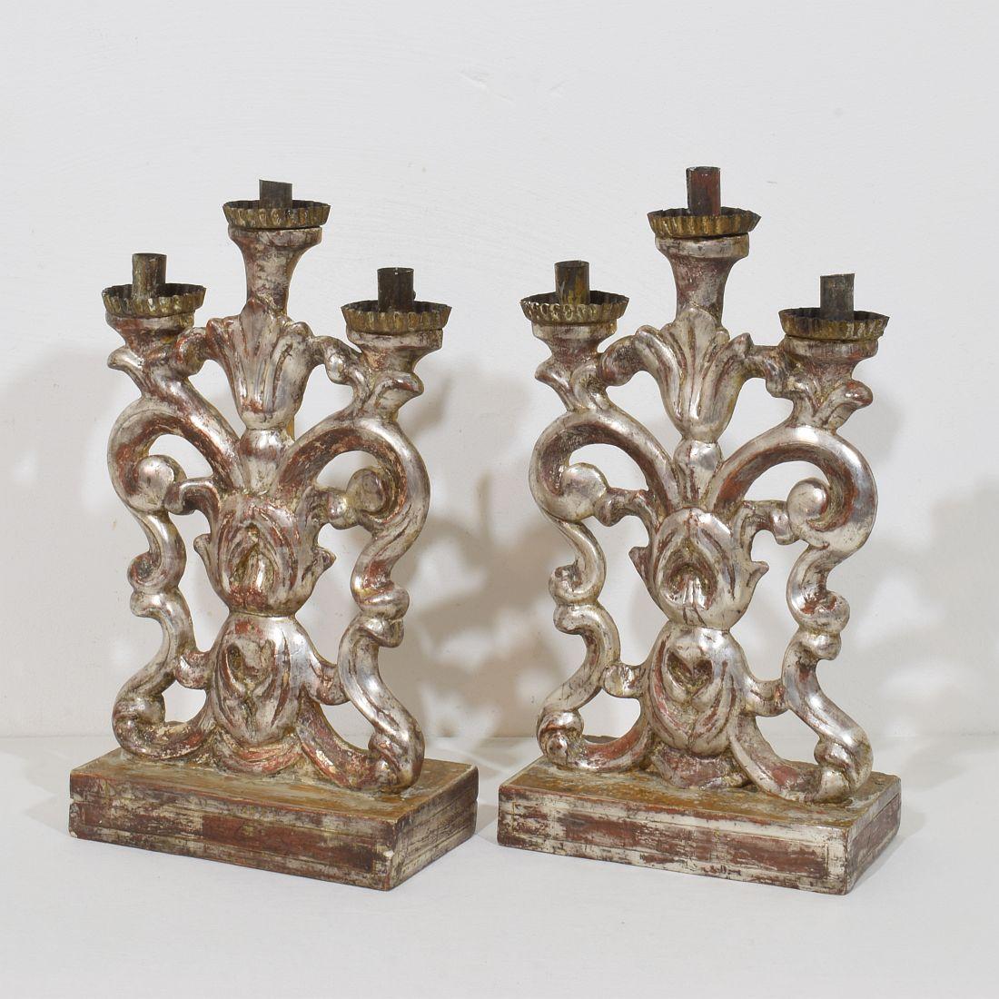 Pair of 18th Century Italian Silvered Wooden Baroque Candleholders (Handgeschnitzt) im Angebot