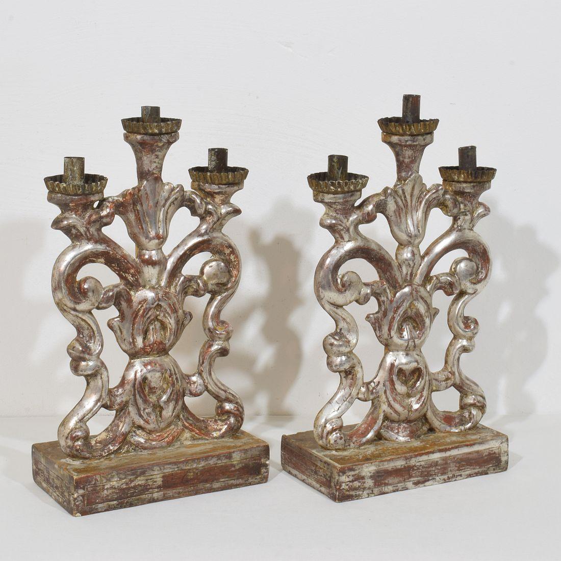 Pair of 18th Century Italian Silvered Wooden Baroque Candleholders im Zustand „Gut“ im Angebot in Buisson, FR