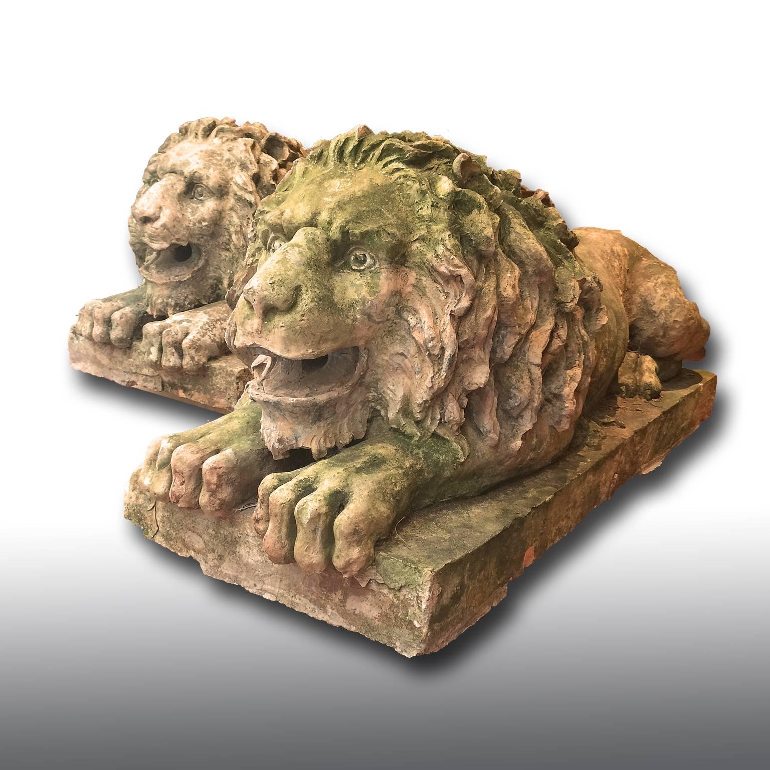 A charming pair of hand-carved terracotta sculptures depicting huddled lions.
This kind of outdoor sculptures usually was placed at the entrance the villas, at large staircases or in the garden.
The sculpture are a stunning eyecatcher indoors as