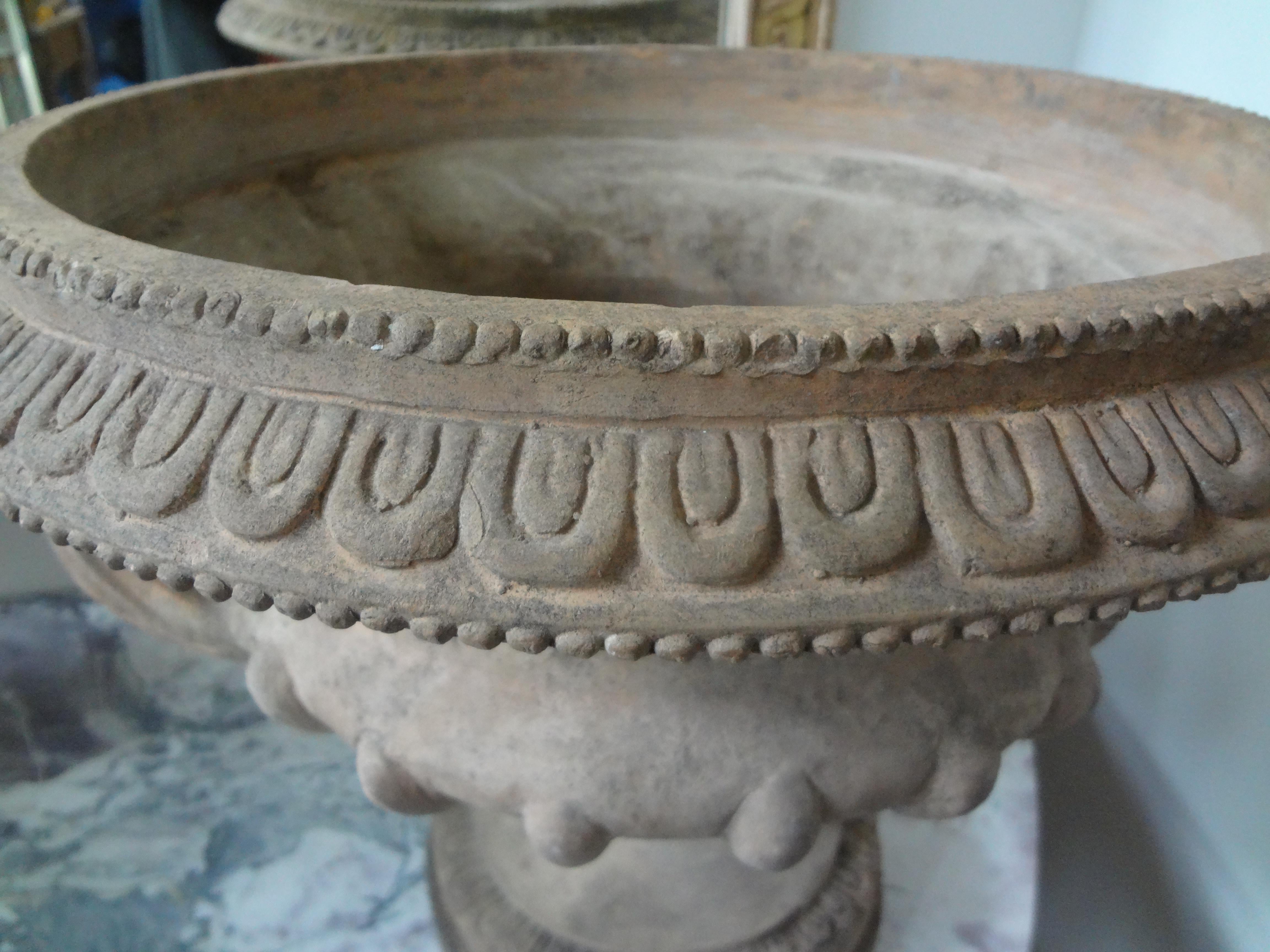 Paar italienische Terrakotta-Urnen aus dem 18. Jahrhundert (Italienisch) im Angebot