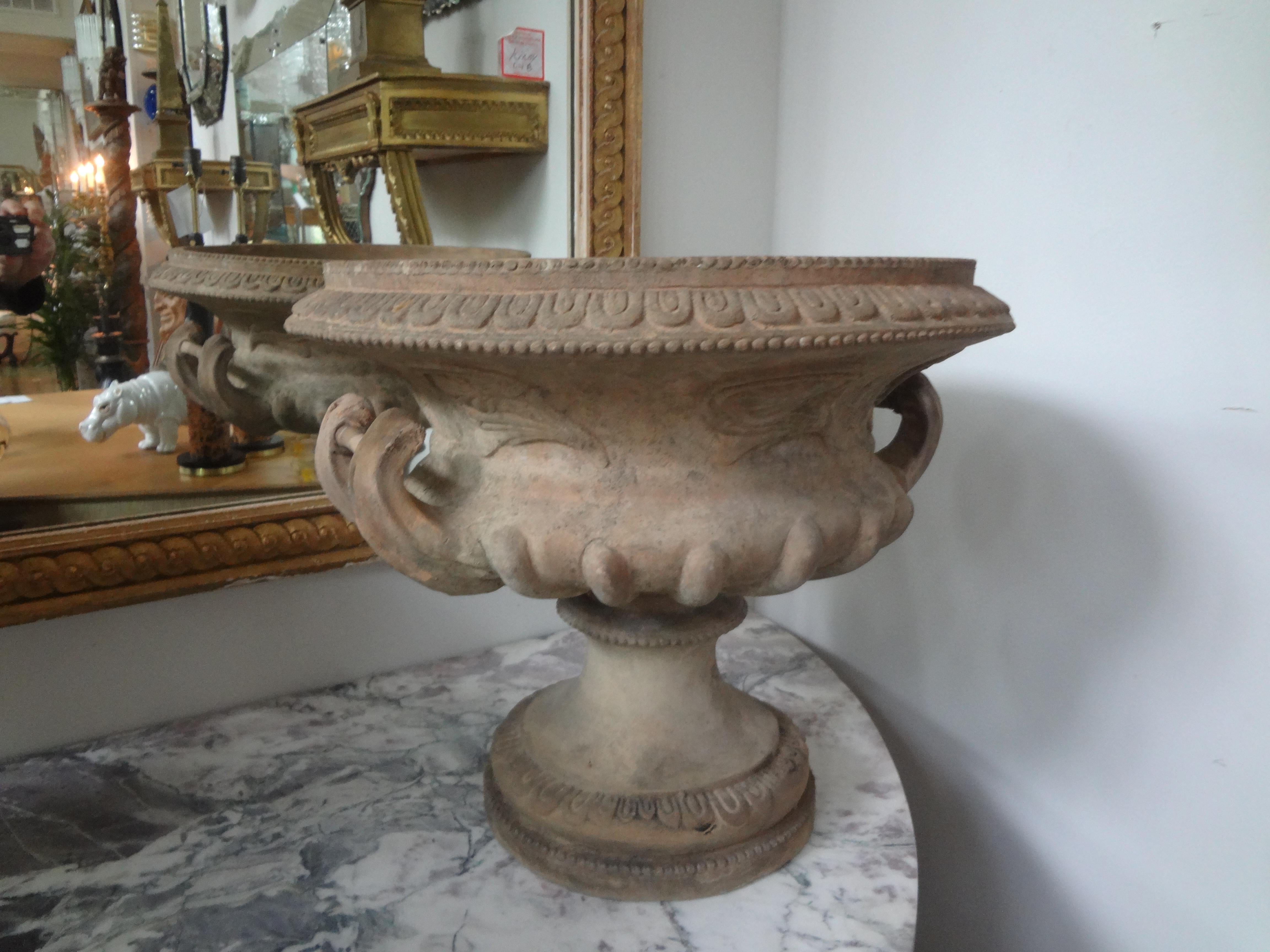 Pair of 18th Century Italian Terracotta Urns For Sale 4