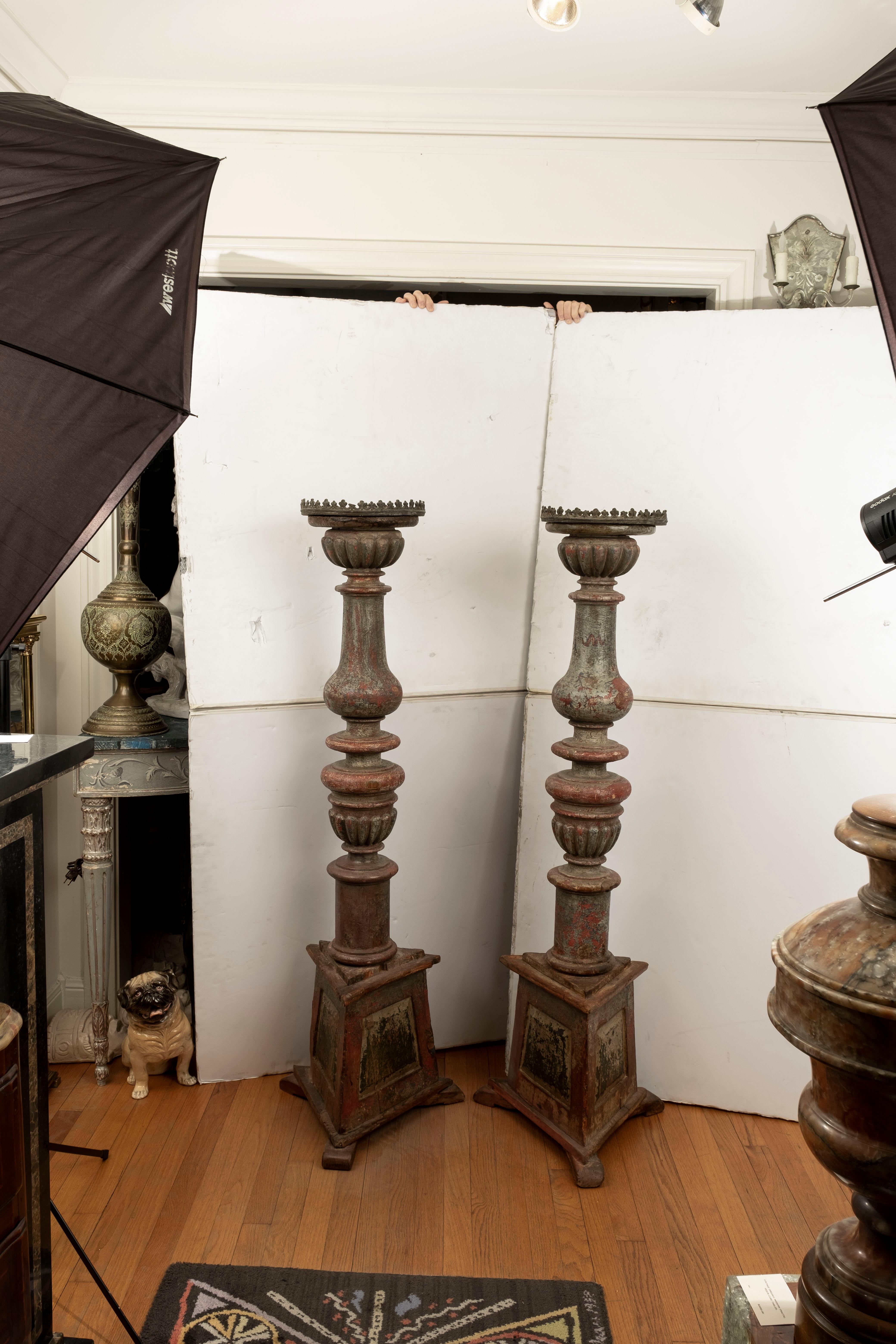Paire de torchères italiennes du XVIIIe siècle. Cette superbe paire de torchères, chandeliers, colonnes ou piédestaux baroques italiens est d'origine toscane et possède une galerie en fer percée au sommet. 
Cette paire de piédestaux italiens ferait