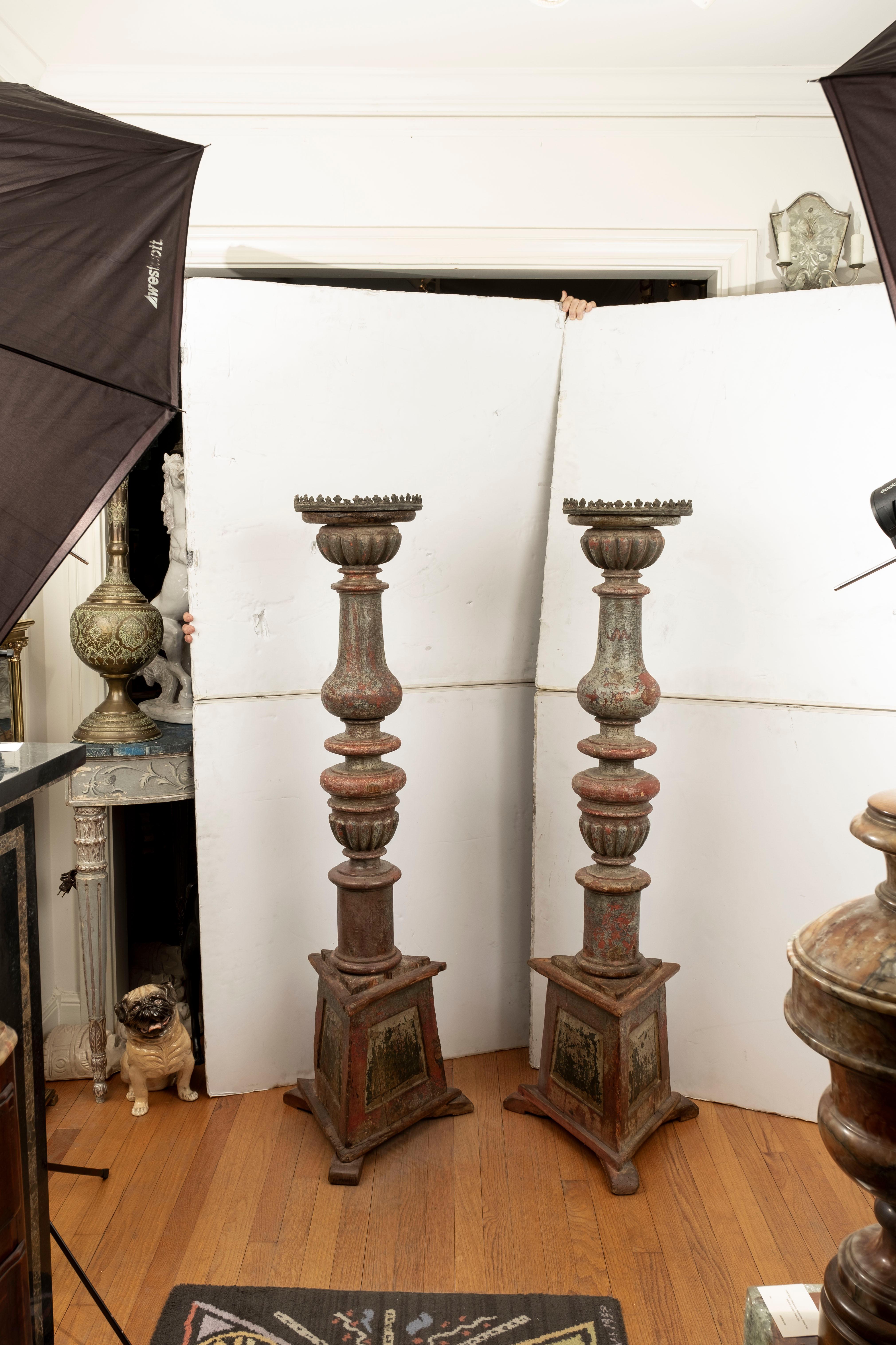 Baroque Paire de torchères italiennes du 18e siècle en vente