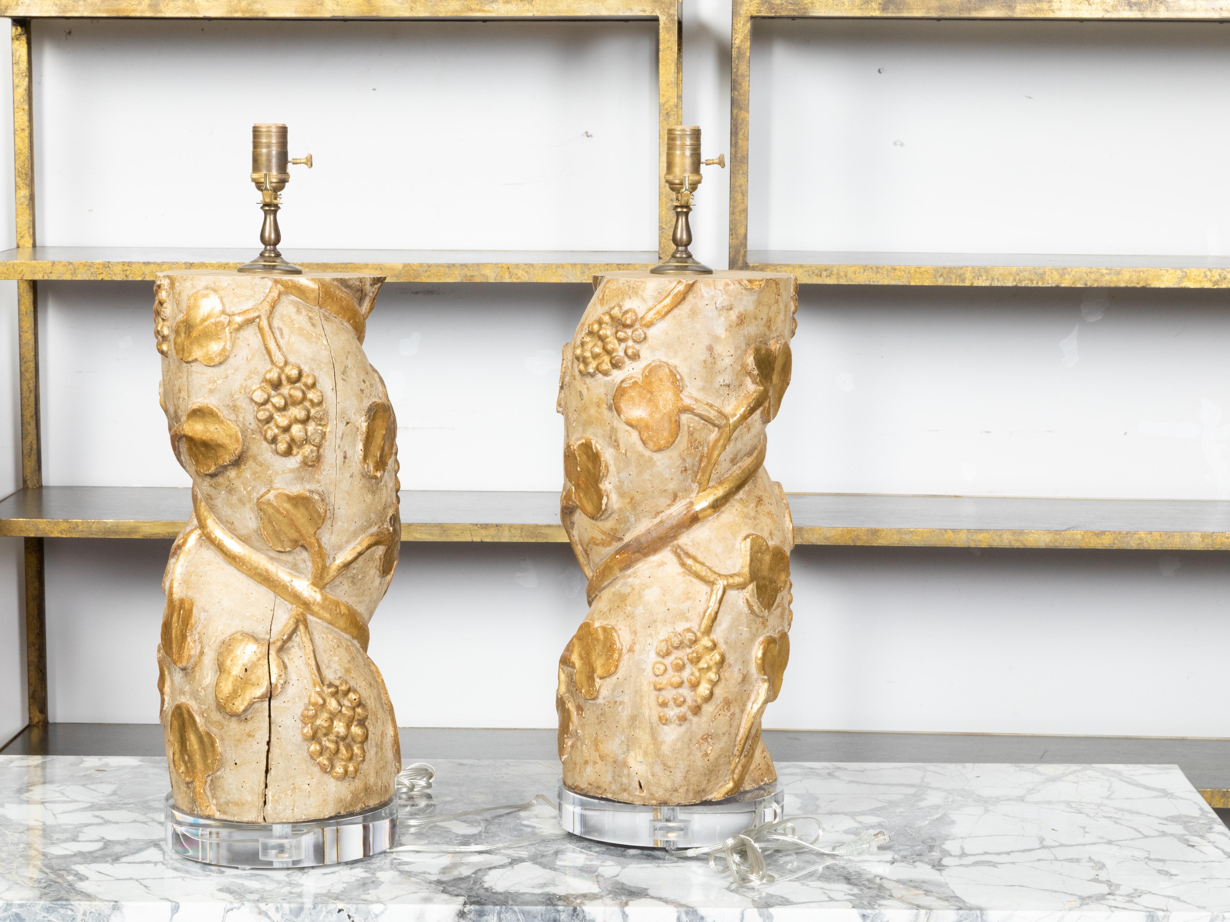 Paar italienische gedrehte Säulenfragmente aus dem 18. Jahrhundert, die zu Tischlampen verarbeitet wurden (Geschnitzt) im Angebot