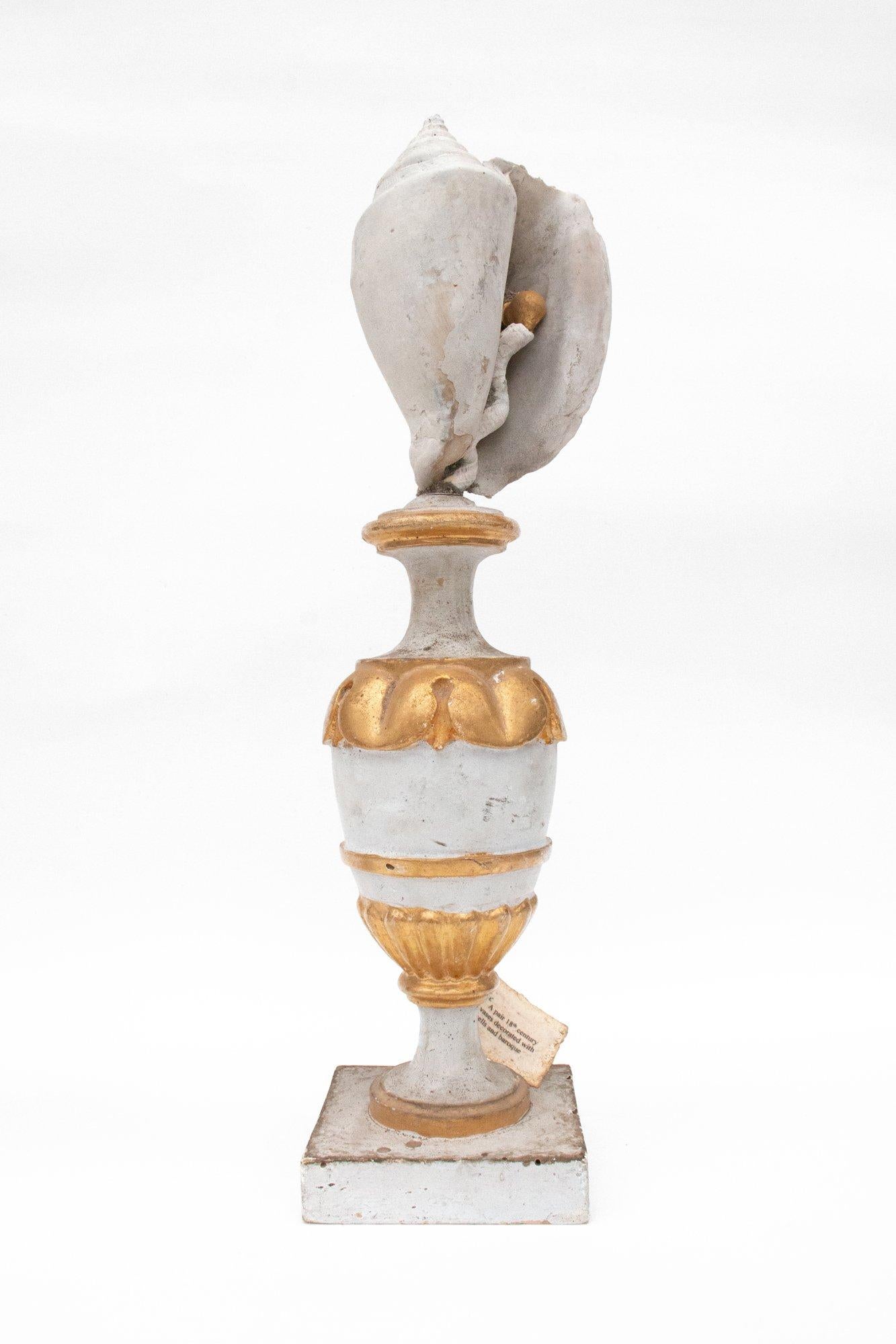 Sculpté à la main Paire de vases italiens du 18e siècle décorés de coquillages et de perles baroques en vente