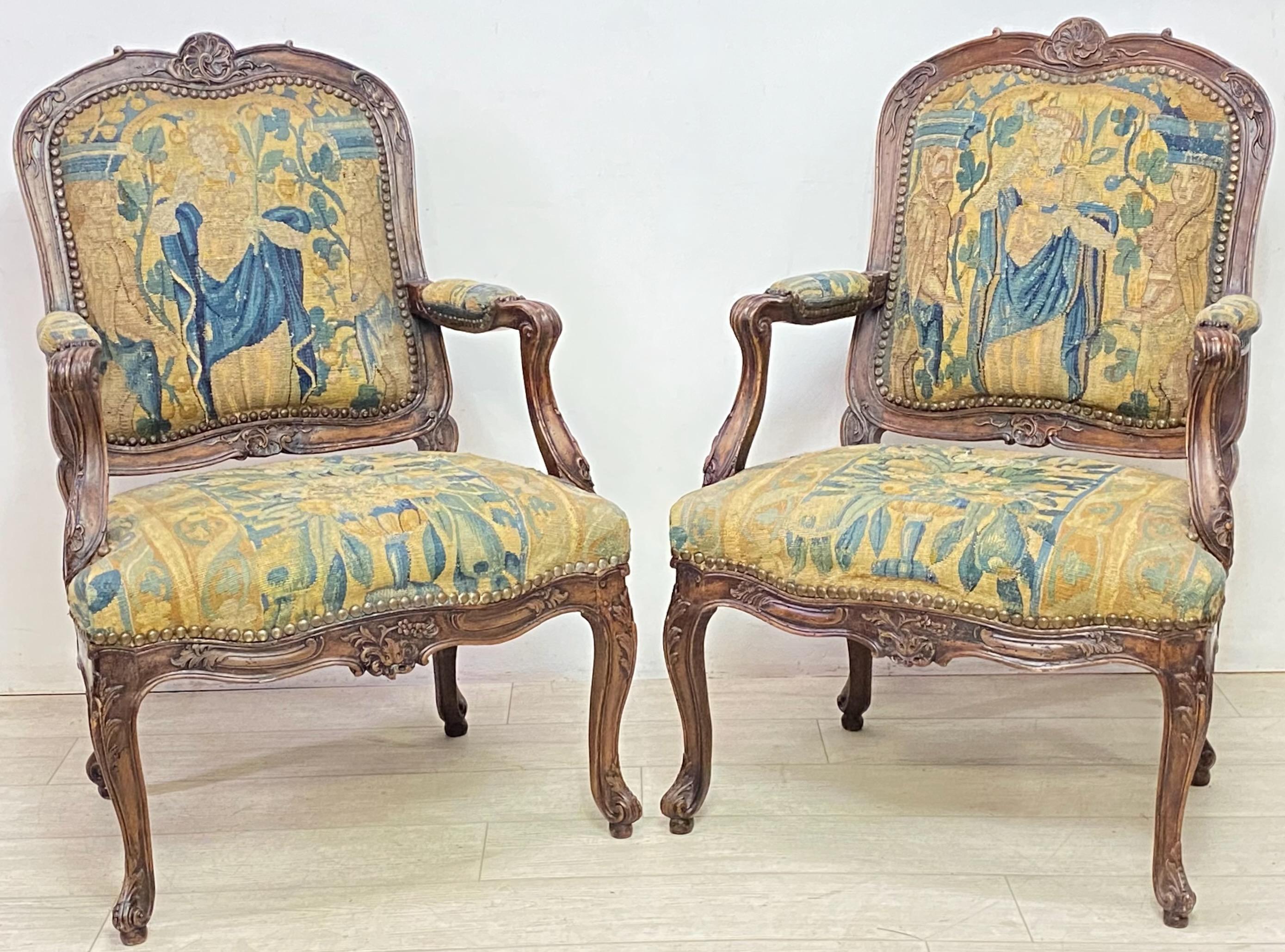 Louis XV Paire de fauteuils en noyer italiens du XVIIIe siècle, vers 1750 en vente