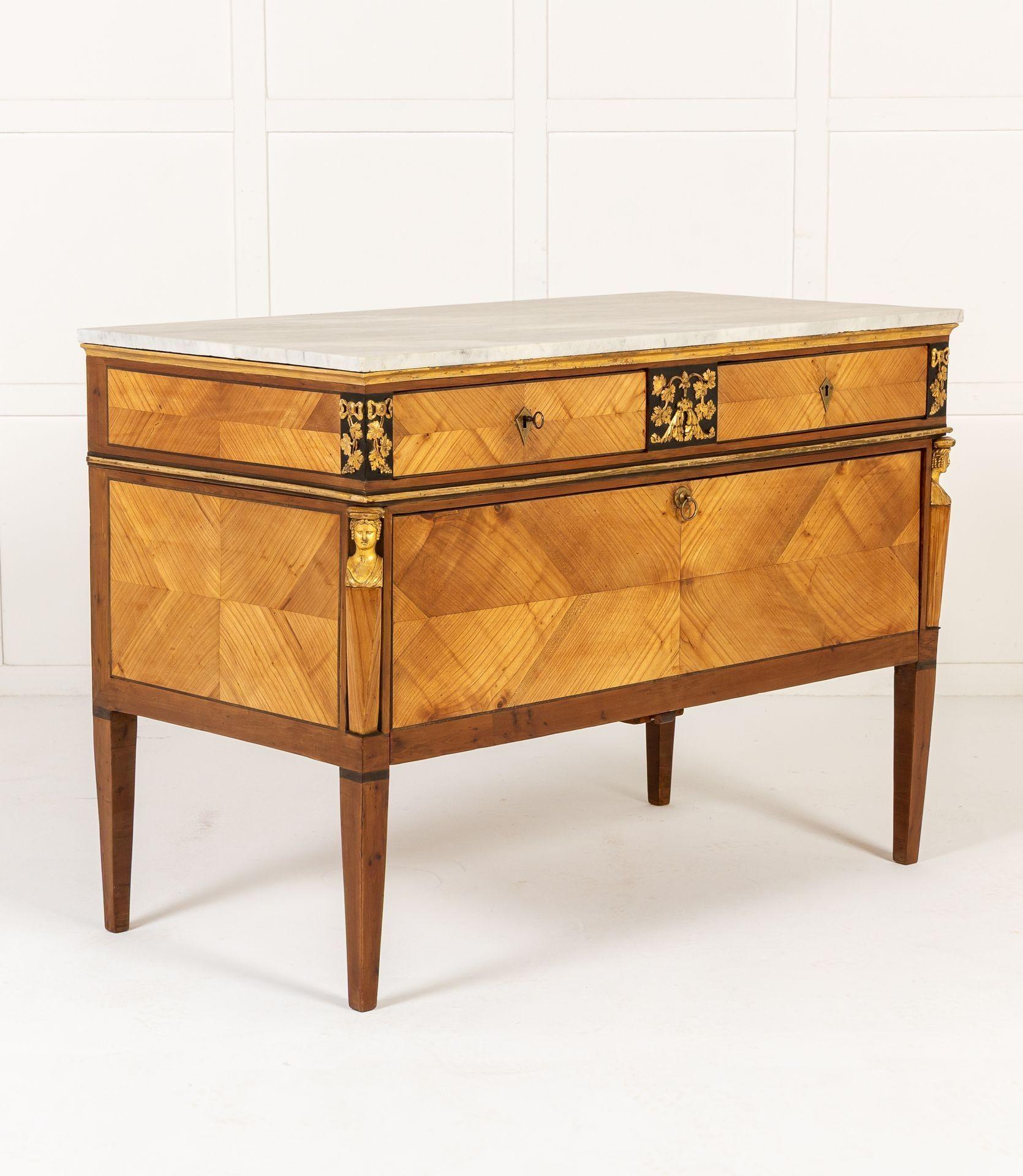 Une paire inhabituelle de commodes nord-italiennes de la fin du XVIIIe siècle avec des façades en forme de chute. Circa 1800. Plaquées d'un mélange de bois d'if et de cerisier, ces commodes sont de forme rectangulaire et reposent sur quatre pieds
